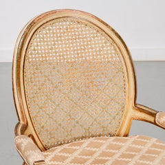 Paar bemalte Fauteuils im Louis-XVI-Stil, mit Dosenlehne und Seidenpolsterung