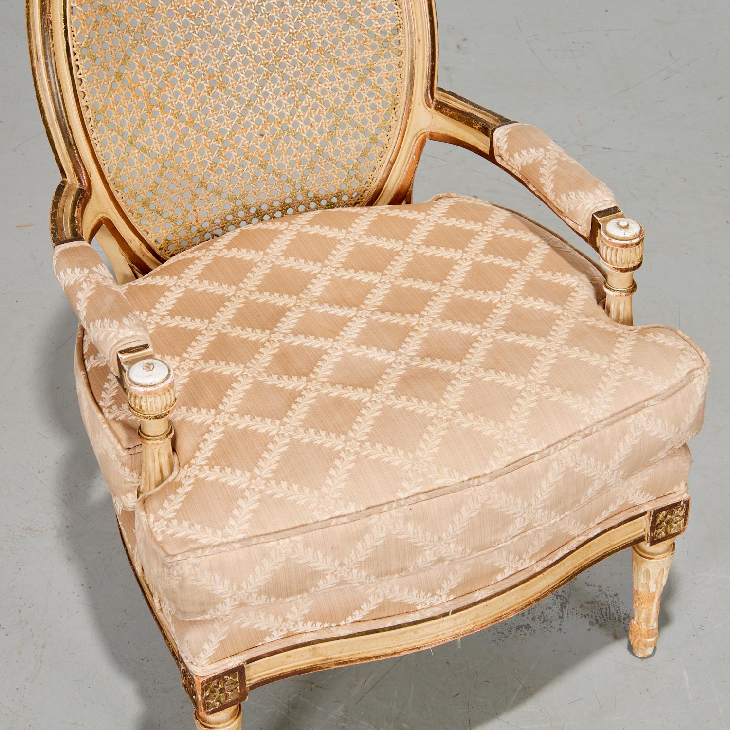 Américain Paire de fauteuils peints de style Louis XVI avec dossier canné et tapisserie en soie en vente