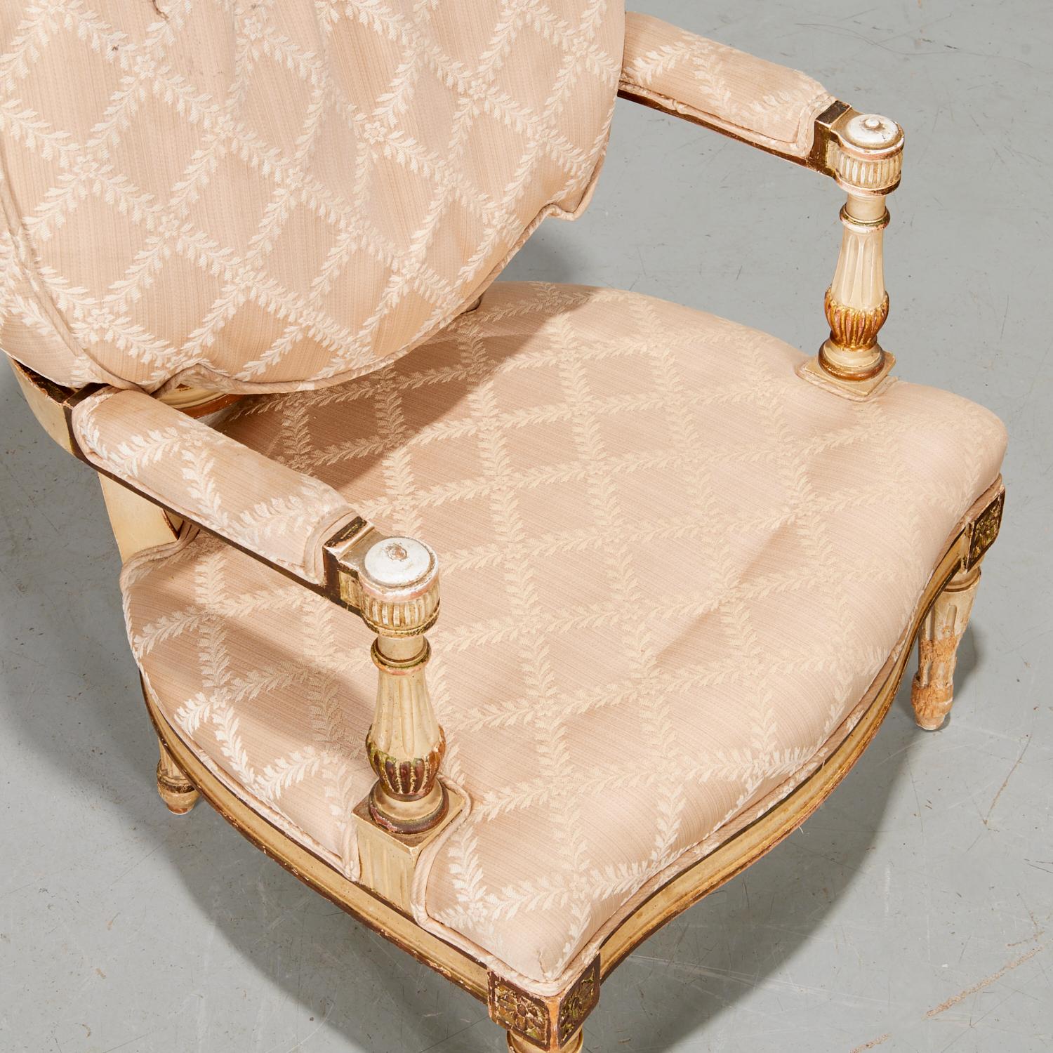 Vannerie Paire de fauteuils peints de style Louis XVI avec dossier canné et tapisserie en soie en vente