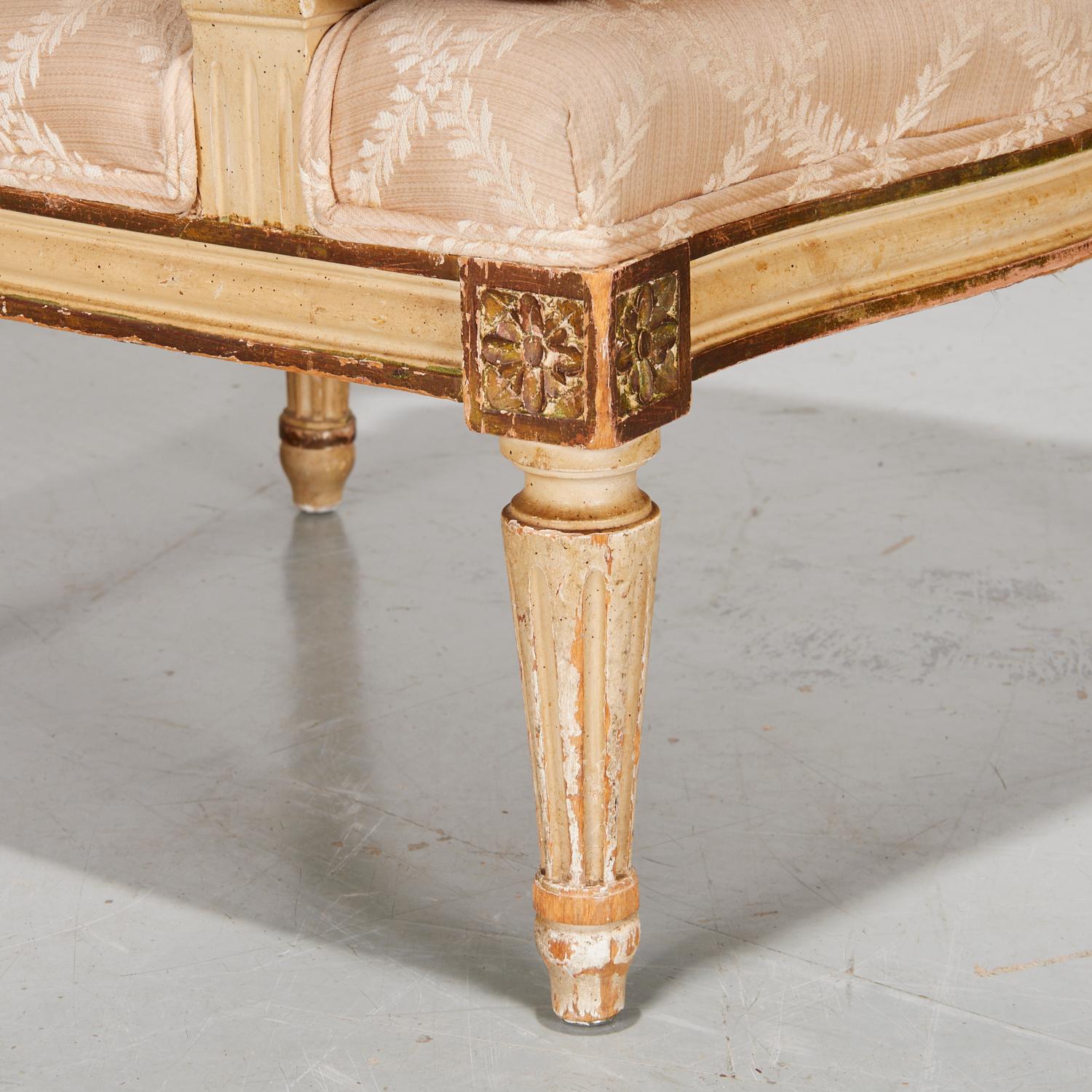Paire de fauteuils peints de style Louis XVI avec dossier canné et tapisserie en soie Bon état - En vente à Morristown, NJ