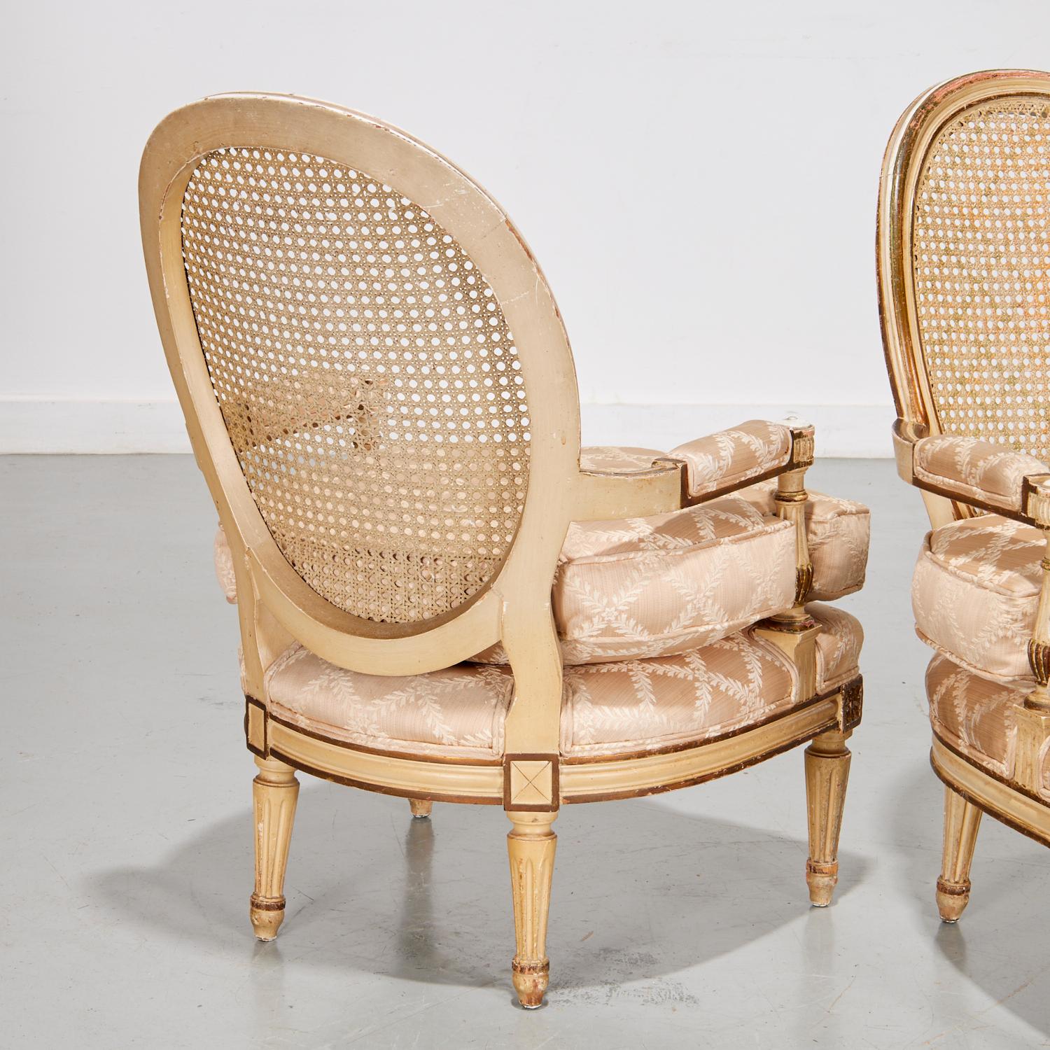 20ième siècle Paire de fauteuils peints de style Louis XVI avec dossier canné et tapisserie en soie en vente