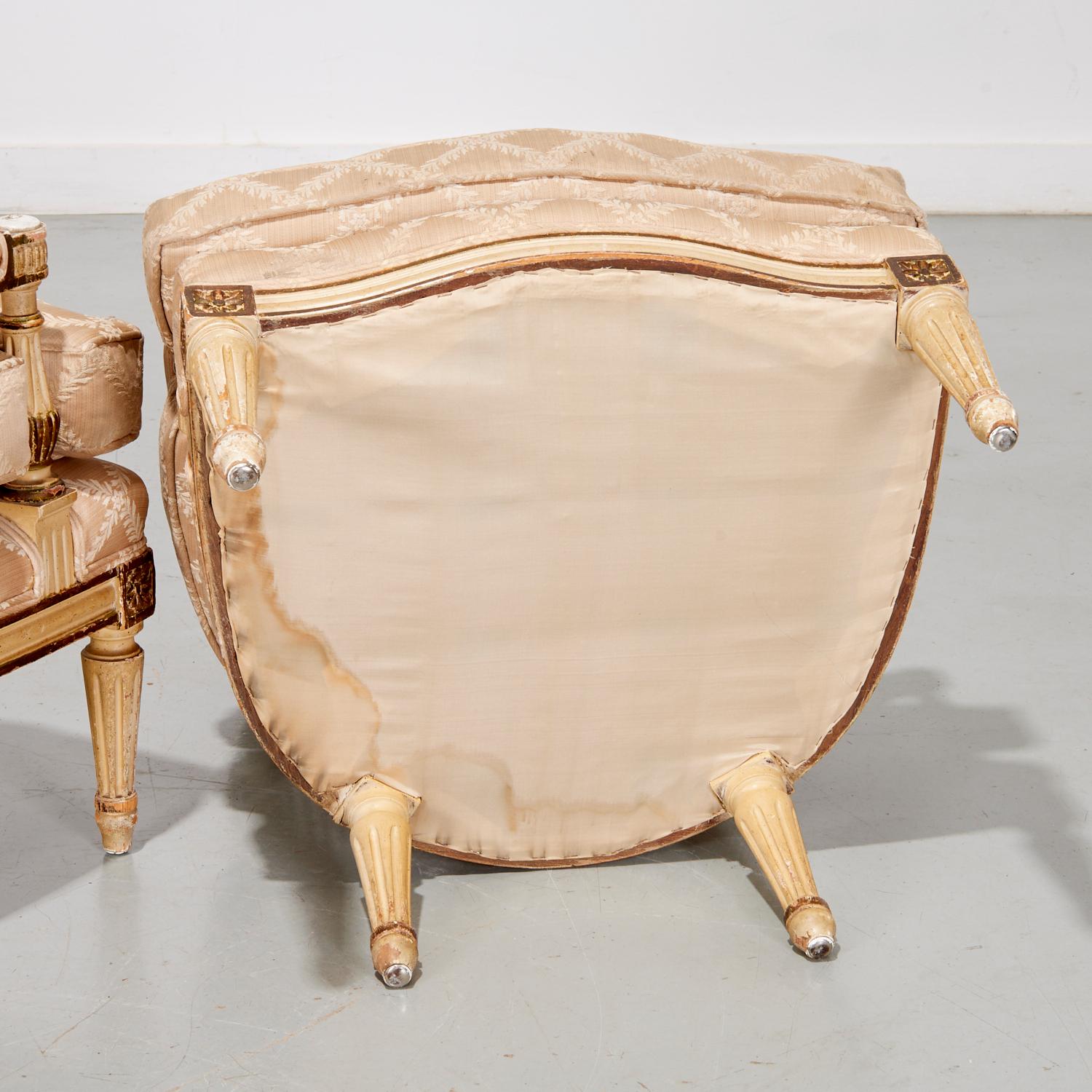 Soie Paire de fauteuils peints de style Louis XVI avec dossier canné et tapisserie en soie en vente