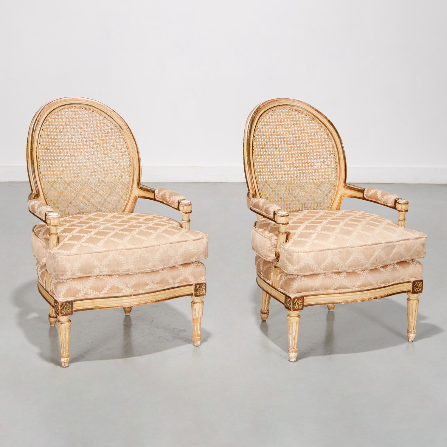 Paire de fauteuils peints de style Louis XVI avec dossier canné et tapisserie en soie en vente 1