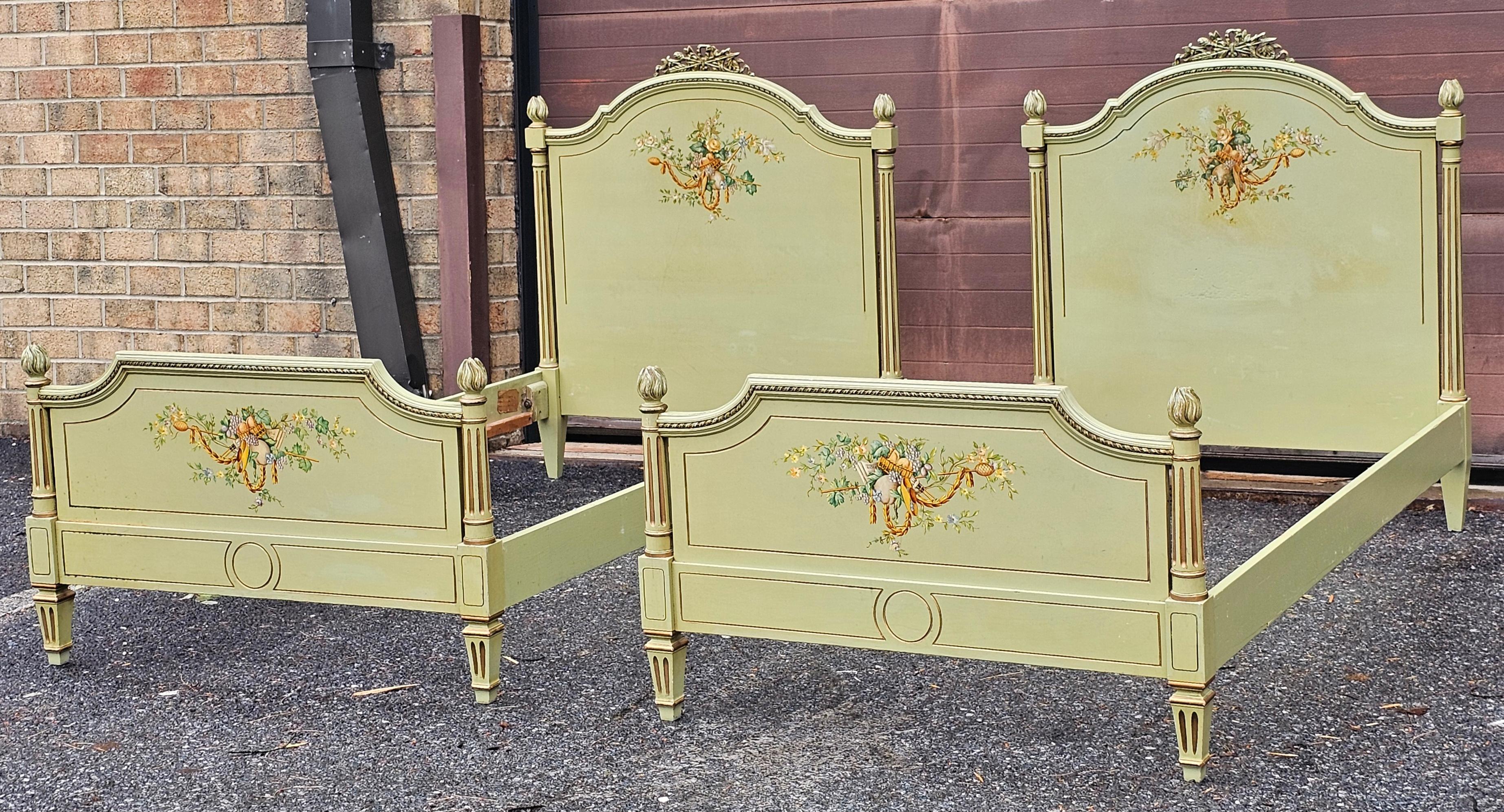 Paire de lits jumeaux de style Louis XVI dorés, peints et décorés en vente 3