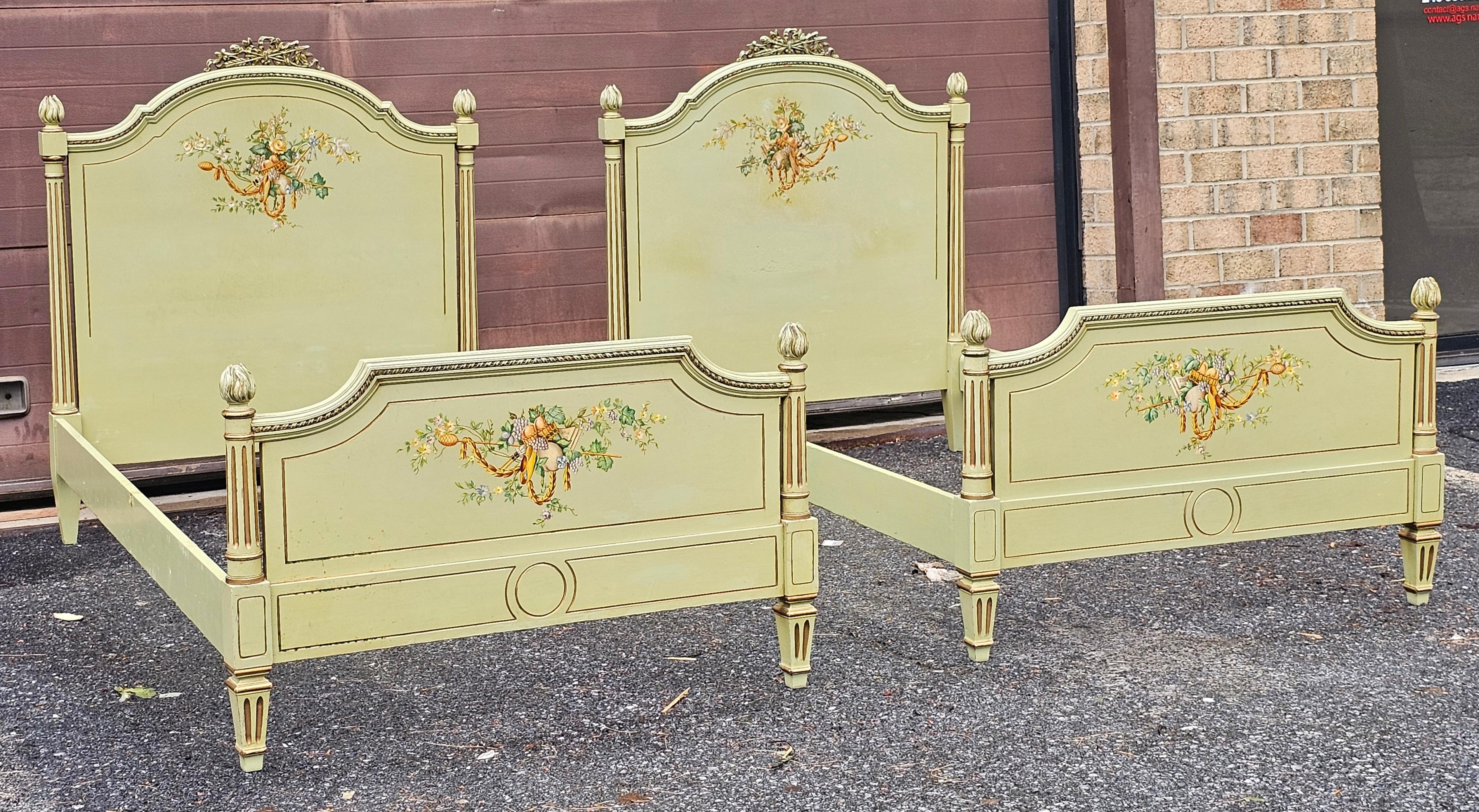 Paire de lits jumeaux de style Louis XVI dorés, peints et décorés en vente 4