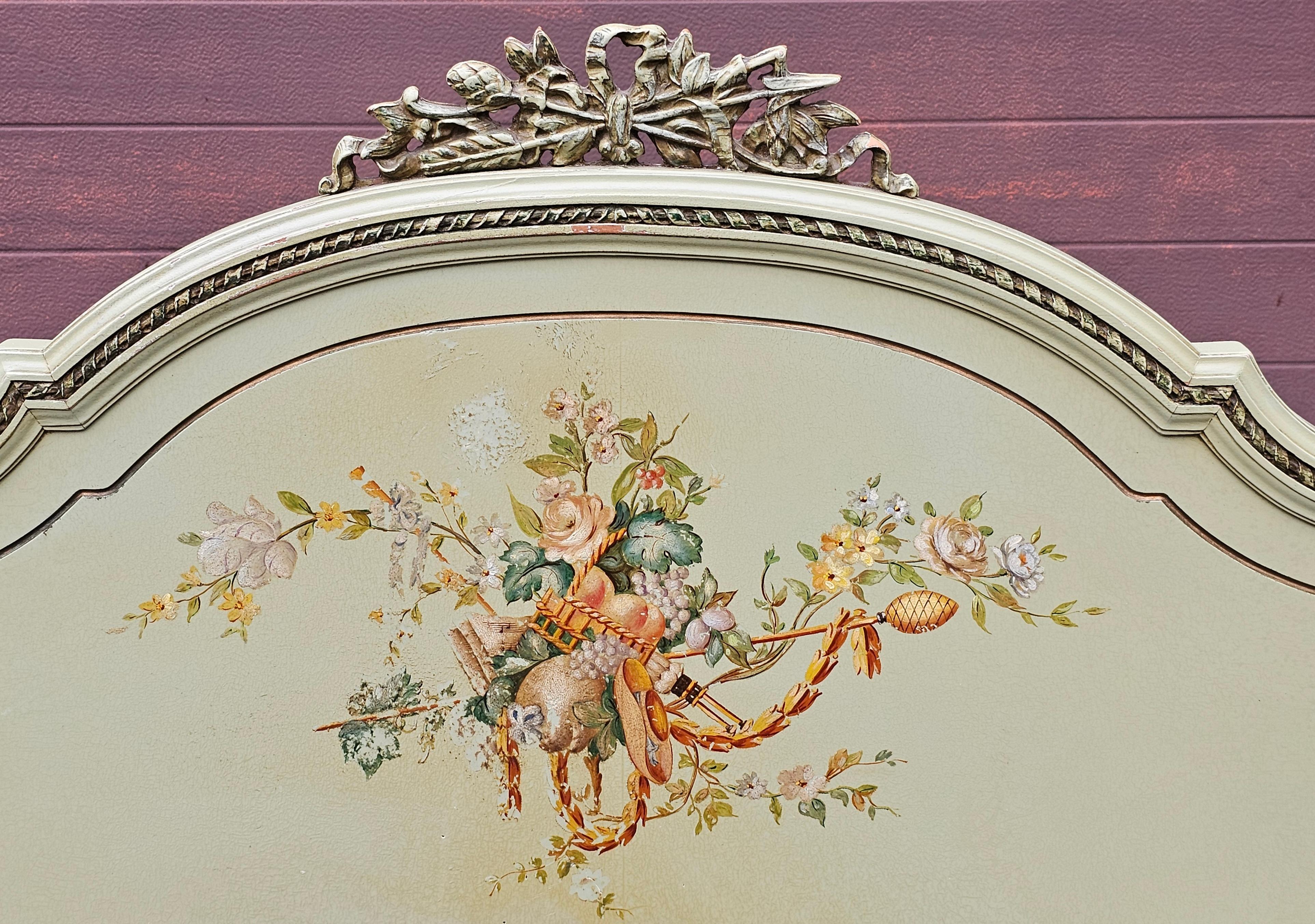 Paire de lits jumeaux de style Louis XVI dorés, peints et décorés en vente 6