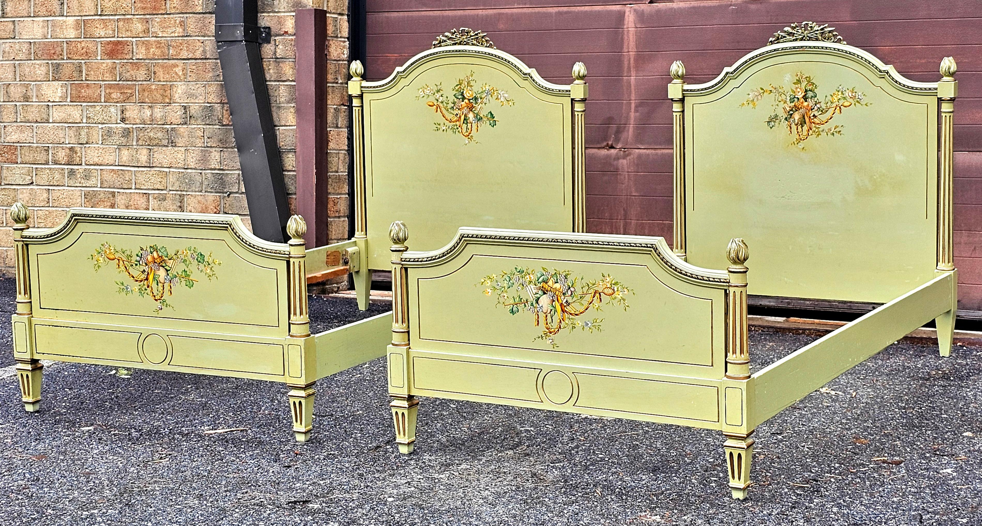 Une fabuleuse paire de lits jumeaux de style Louis XVI, peints et décorés de dorures et de grènetis, datant du début du 20e siècle.
Mesure 41,5