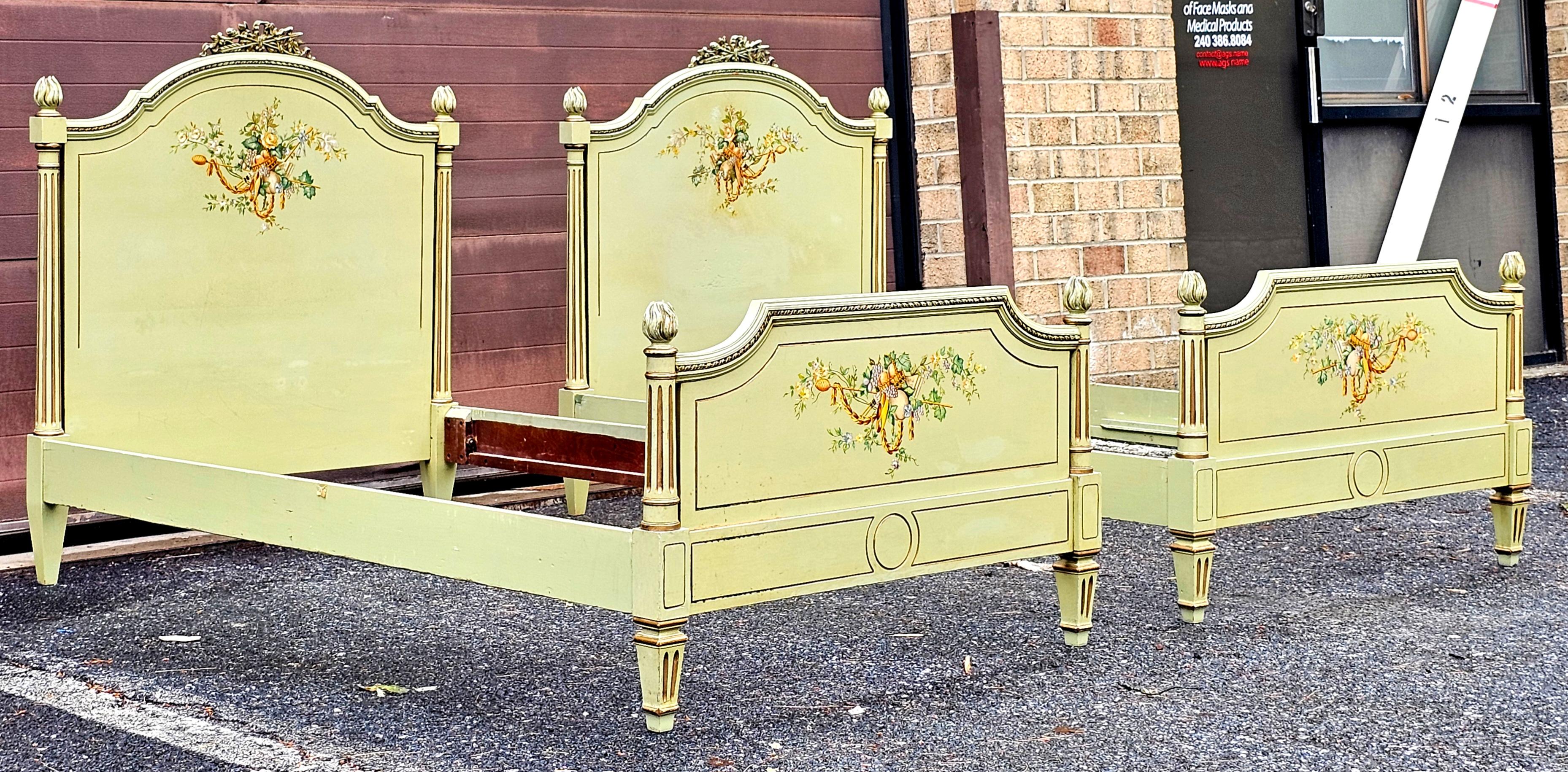 Américain Paire de lits jumeaux de style Louis XVI dorés, peints et décorés en vente