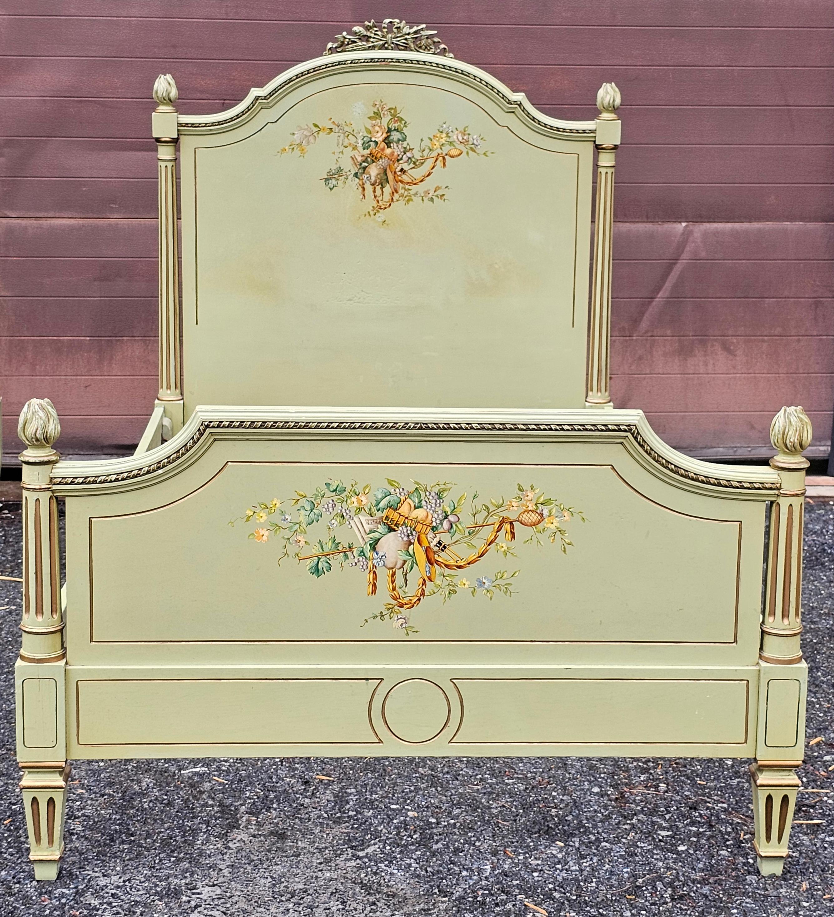 Sculpté Paire de lits jumeaux de style Louis XVI dorés, peints et décorés en vente