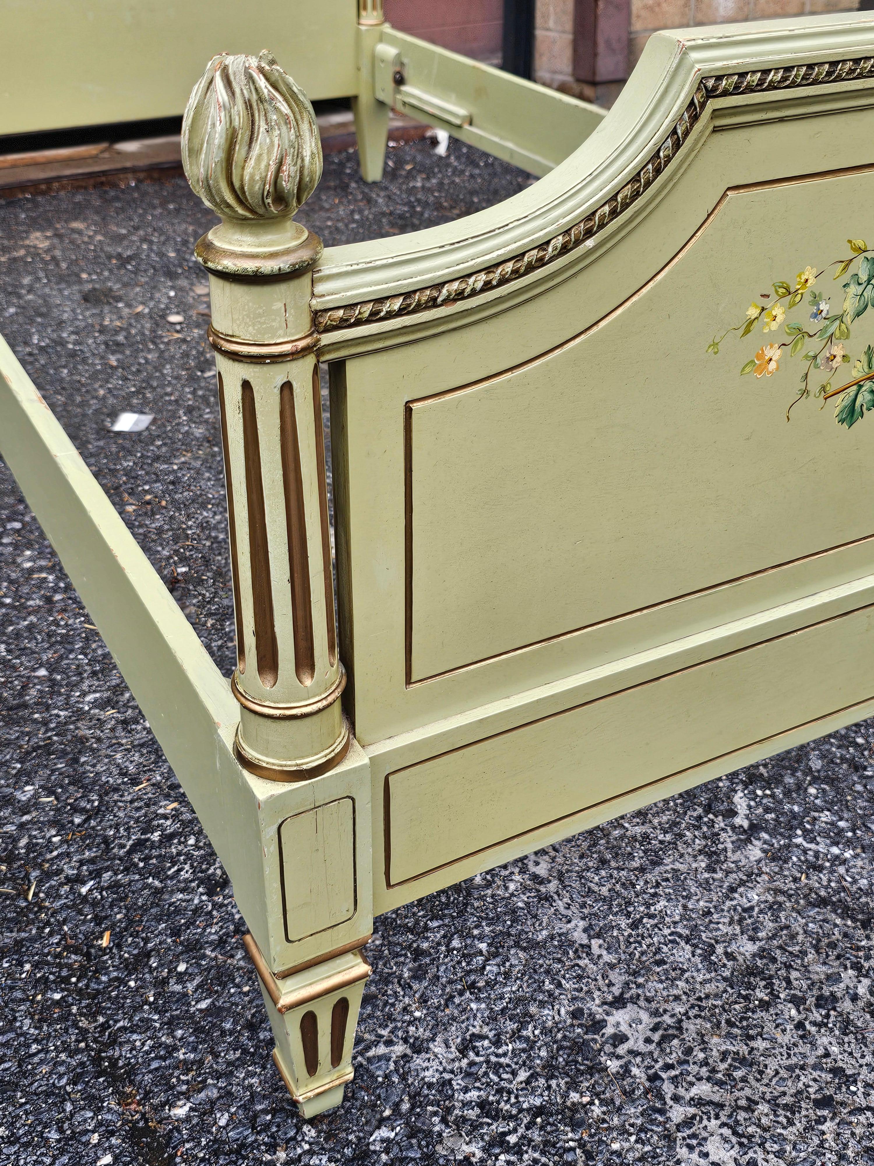 Paire de lits jumeaux de style Louis XVI dorés, peints et décorés Bon état - En vente à Germantown, MD