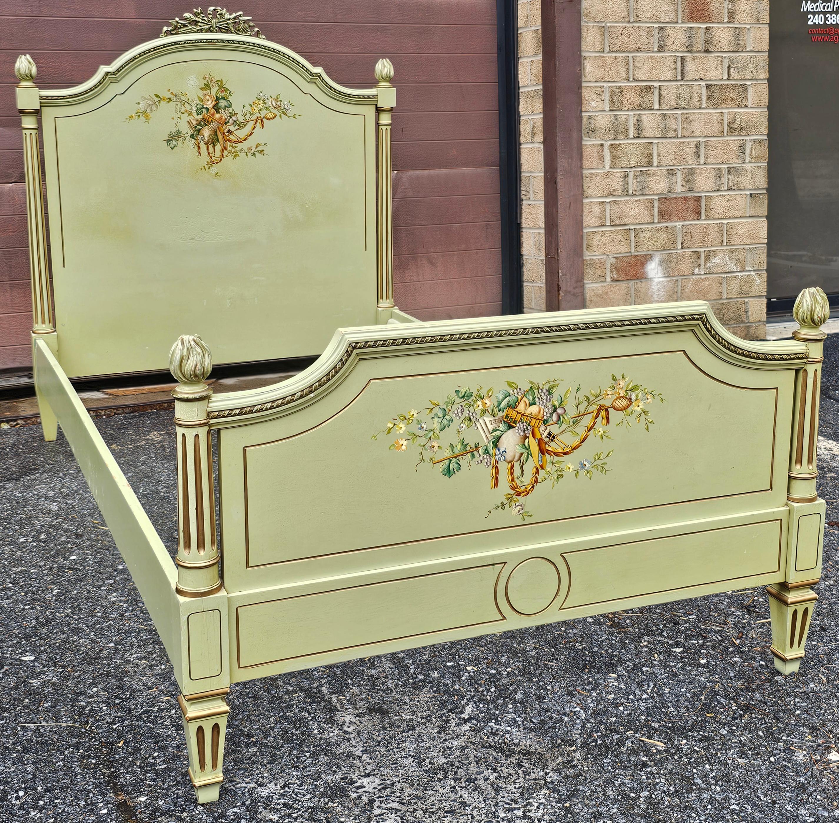 20ième siècle Paire de lits jumeaux de style Louis XVI dorés, peints et décorés en vente