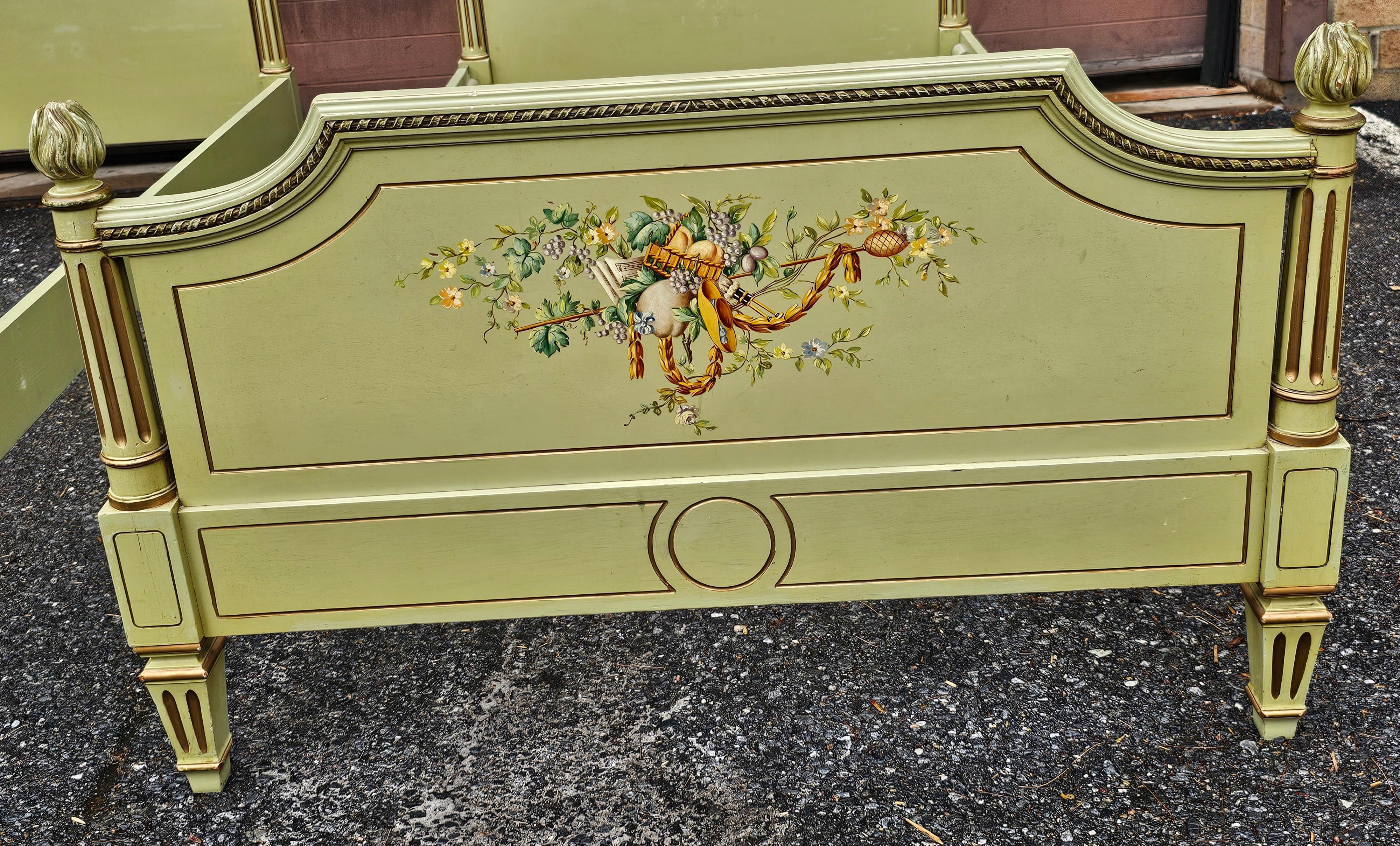 Acajou Paire de lits jumeaux de style Louis XVI dorés, peints et décorés en vente