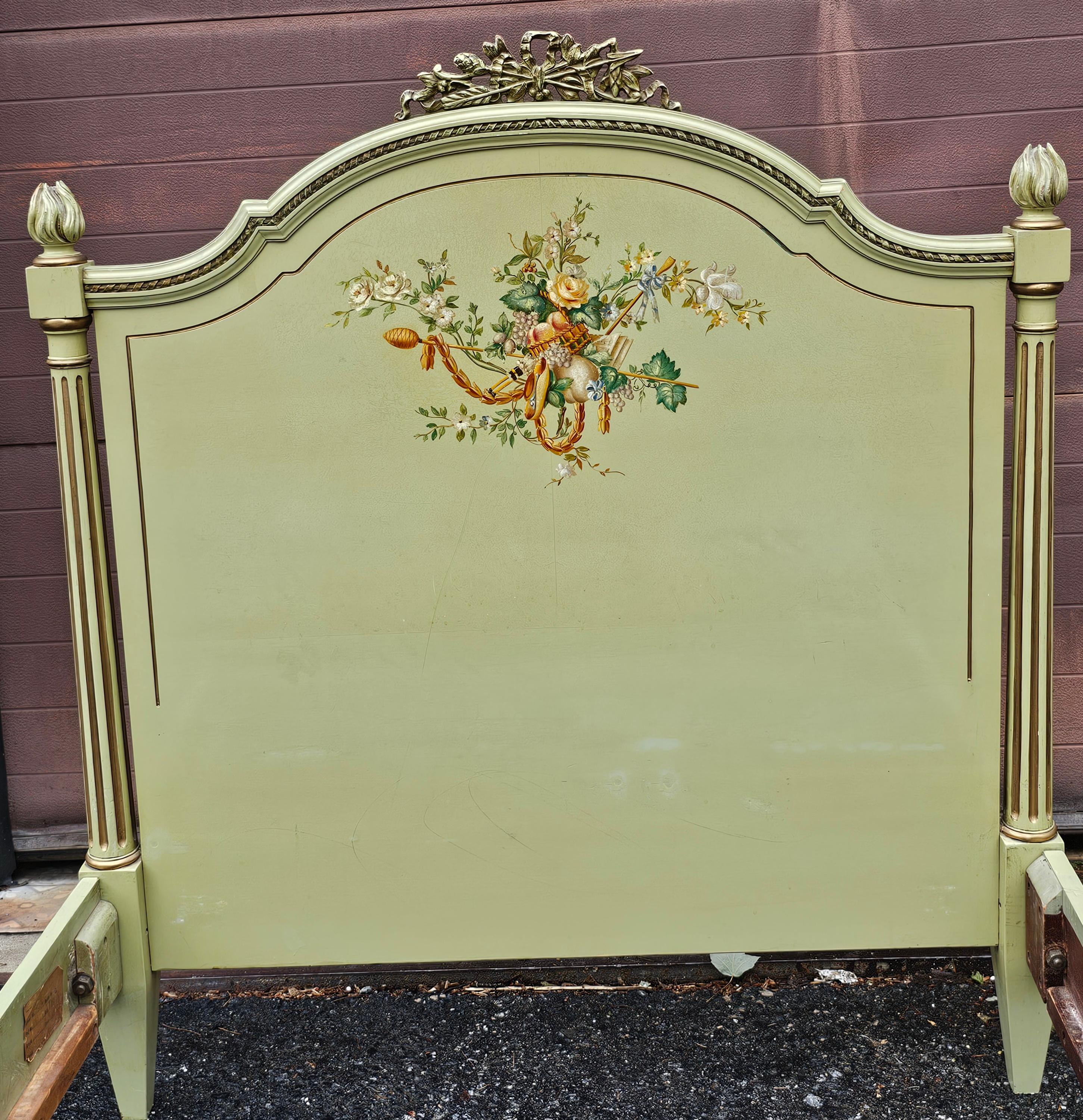 Paire de lits jumeaux de style Louis XVI dorés, peints et décorés en vente 1
