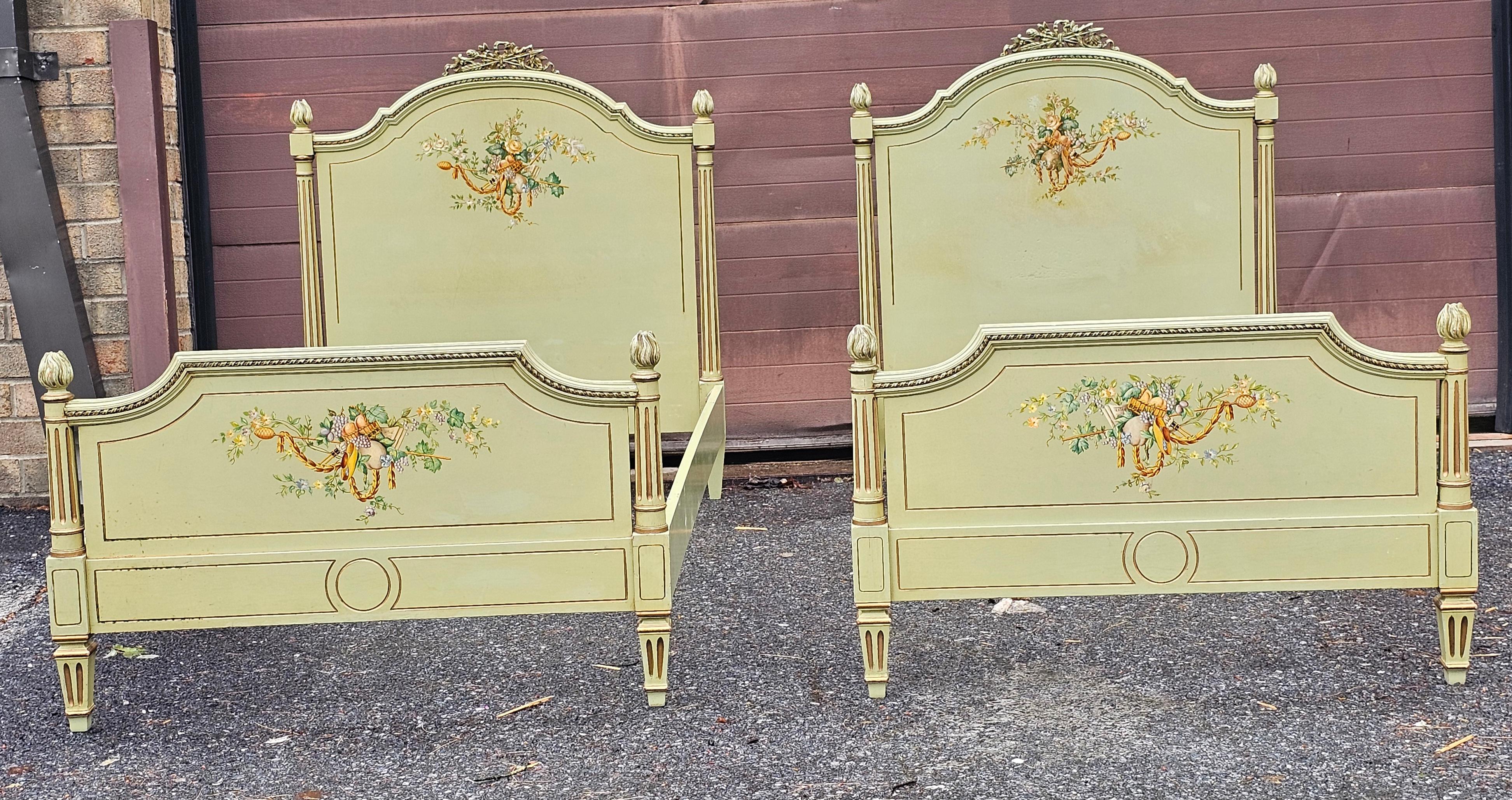 Paire de lits jumeaux de style Louis XVI dorés, peints et décorés en vente 2