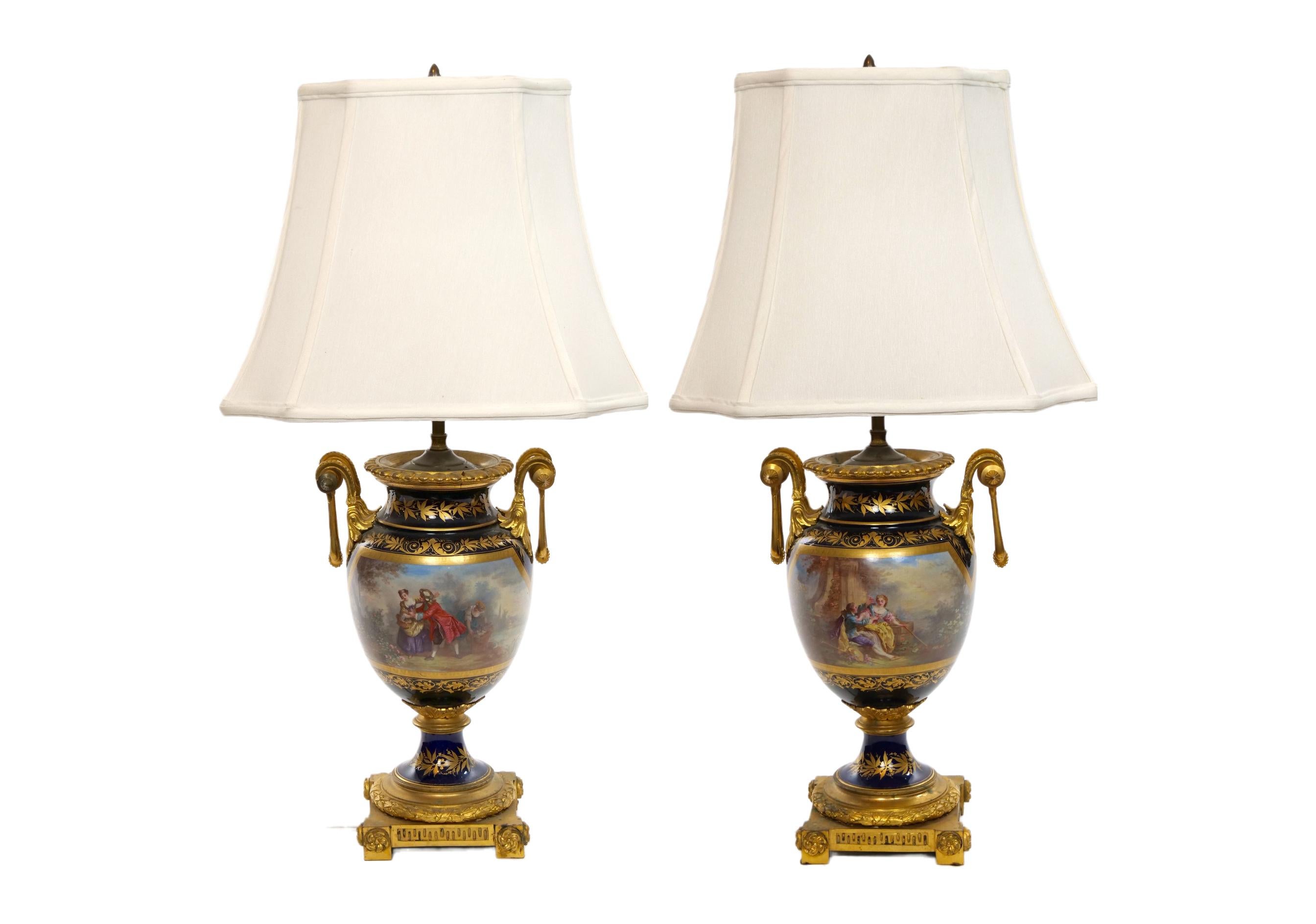 Paar Sevres-Porzellan-Vasenlampen im Louis-XVI-Stil / Dore-Bronze im Angebot 2