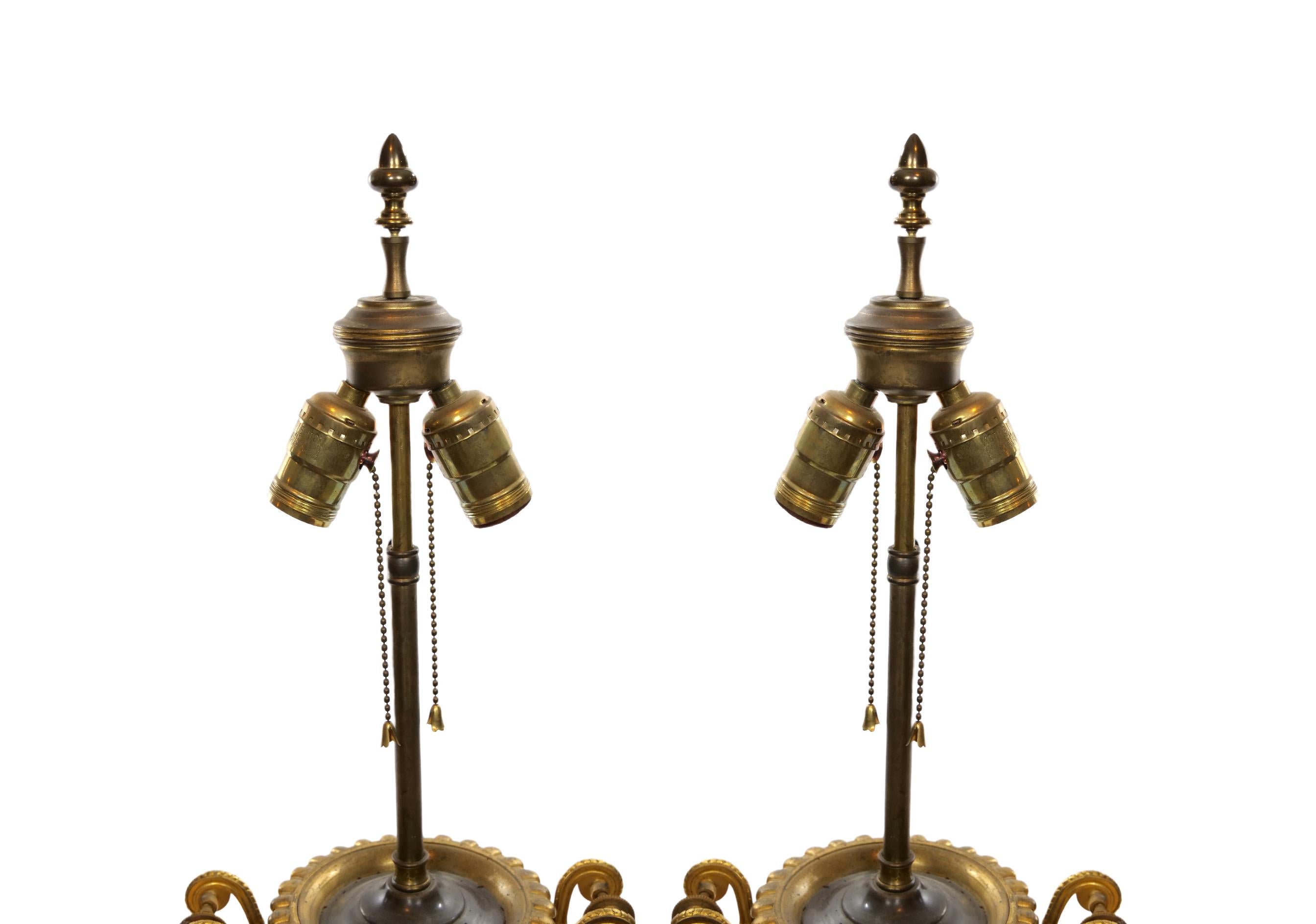 Paar Sevres-Porzellan-Vasenlampen im Louis-XVI-Stil / Dore-Bronze im Angebot 3