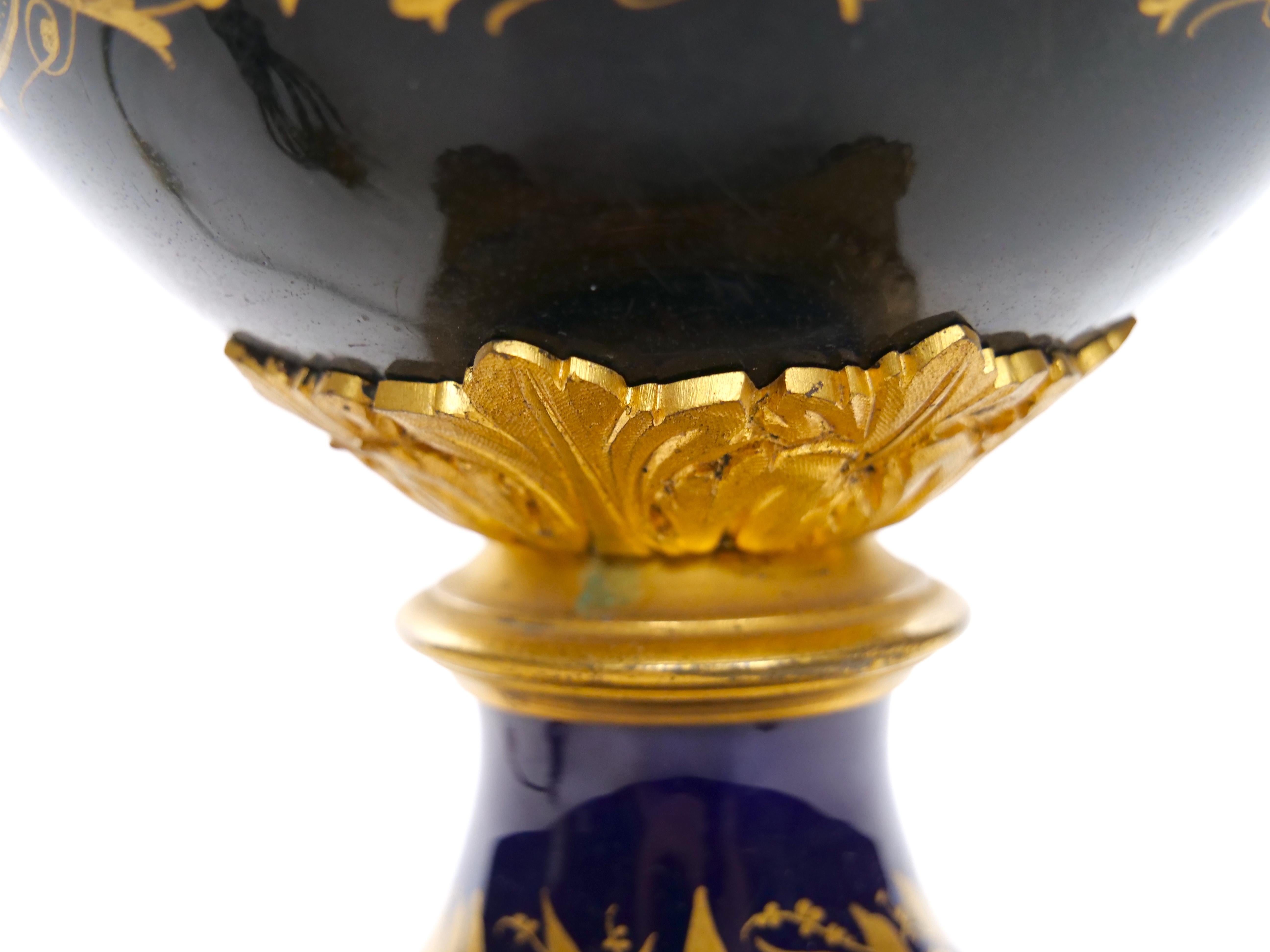 Paar Sevres-Porzellan-Vasenlampen im Louis-XVI-Stil / Dore-Bronze im Angebot 4
