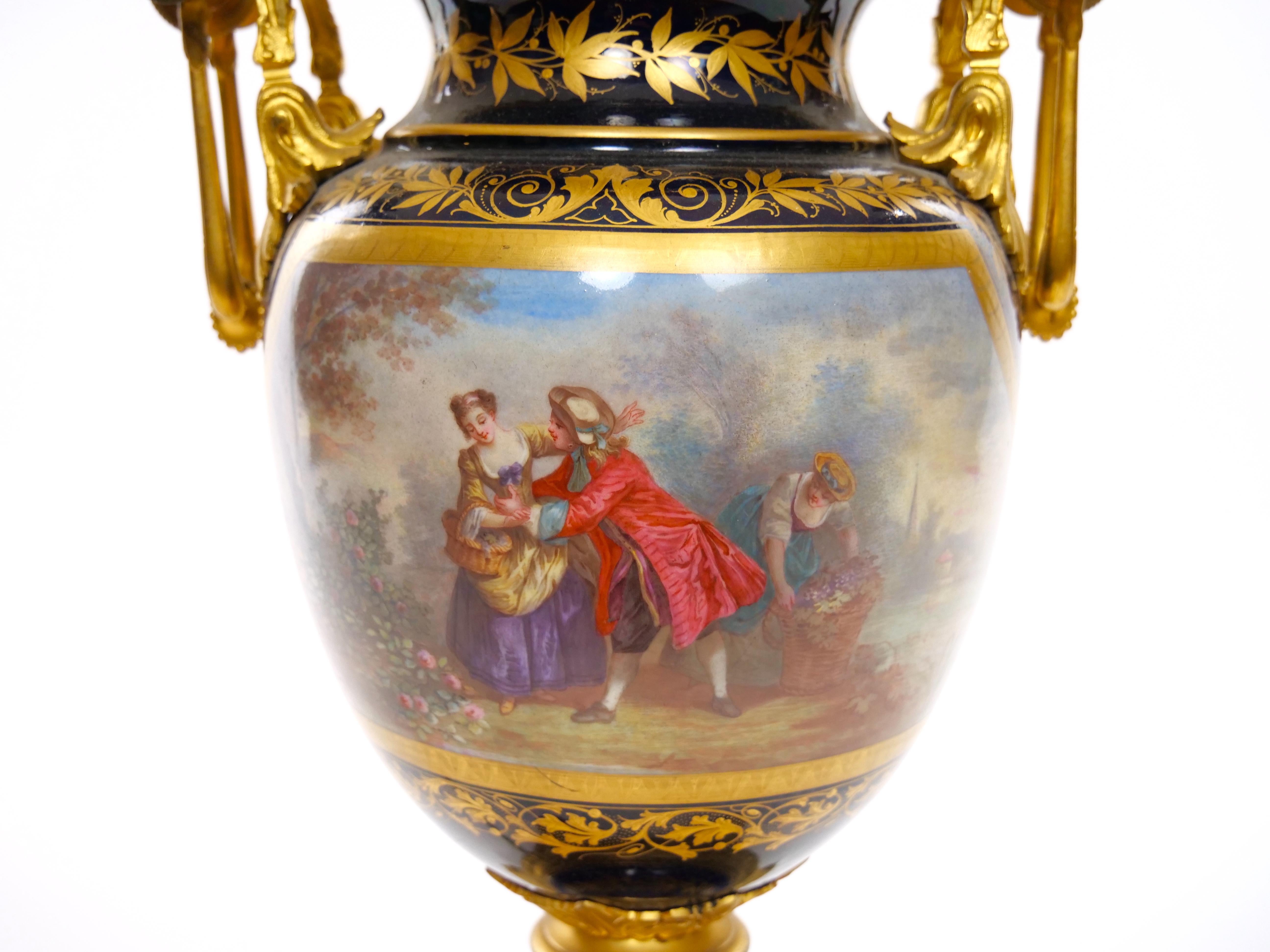 Paar Sevres-Porzellan-Vasenlampen im Louis-XVI-Stil / Dore-Bronze im Angebot 6