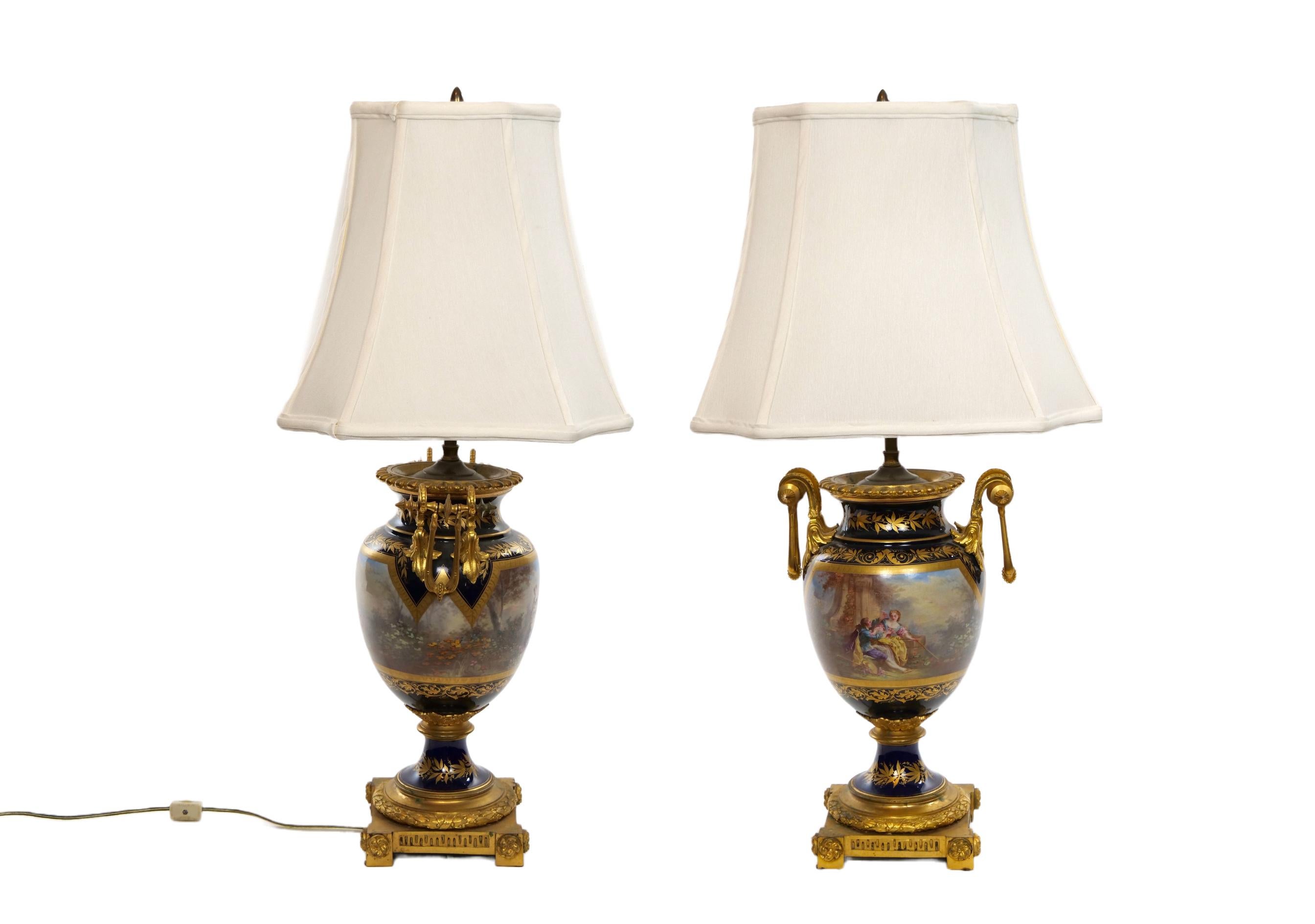 Paar Sevres-Porzellan-Vasenlampen im Louis-XVI-Stil / Dore-Bronze (Louis XVI.) im Angebot