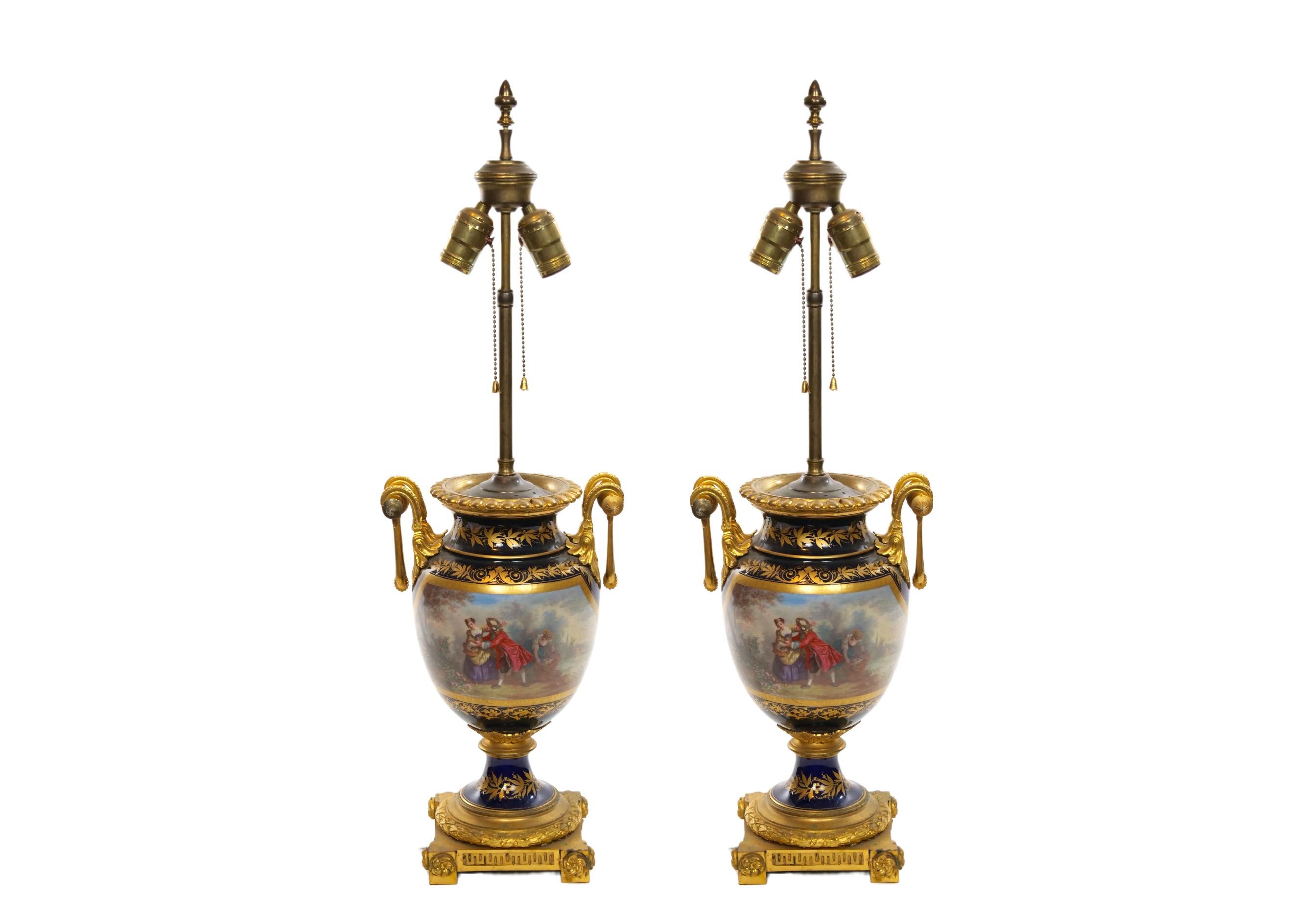 Paar Sevres-Porzellan-Vasenlampen im Louis-XVI-Stil / Dore-Bronze (Französisch) im Angebot