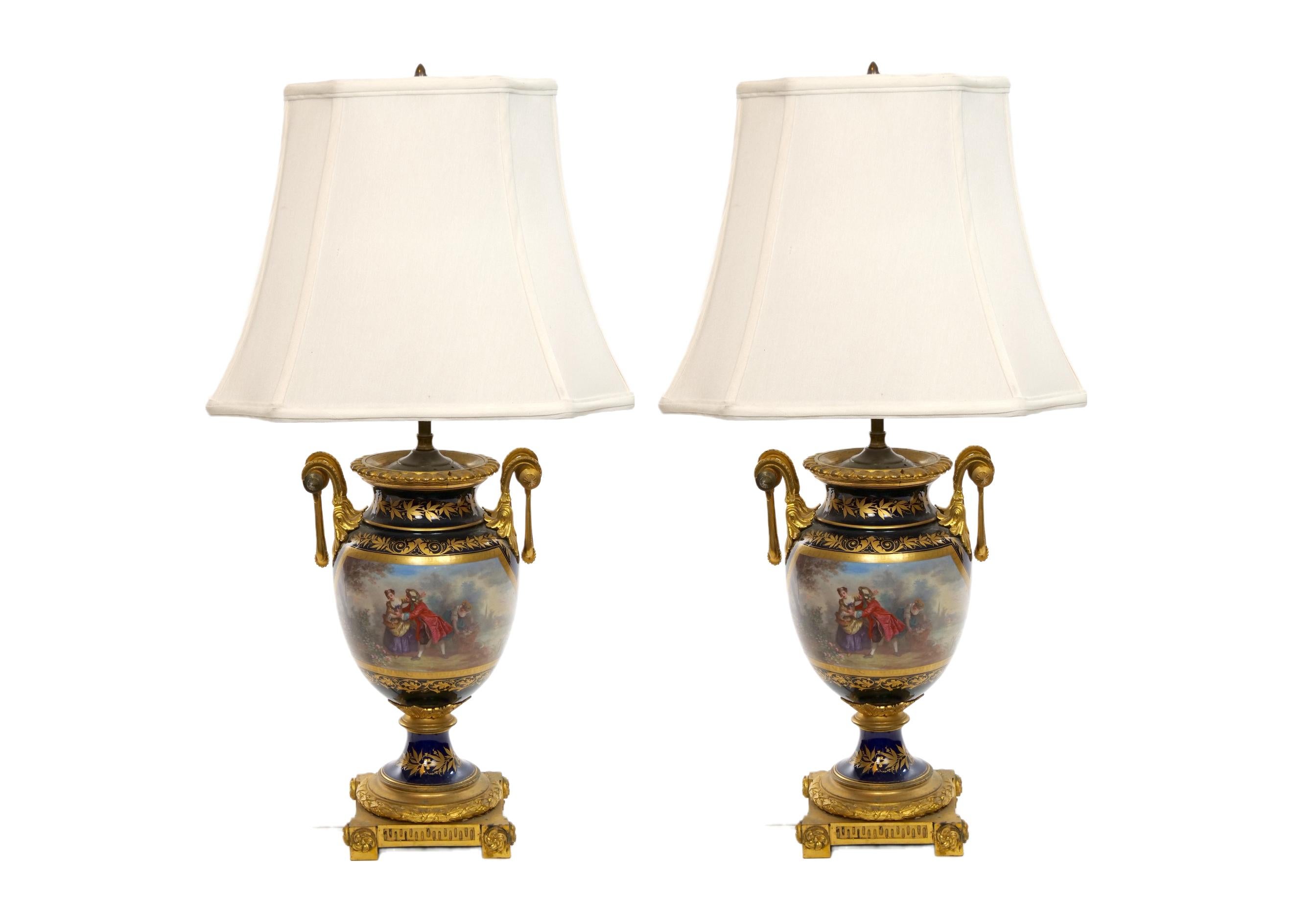 Paar Sevres-Porzellan-Vasenlampen im Louis-XVI-Stil / Dore-Bronze (Vergoldet) im Angebot