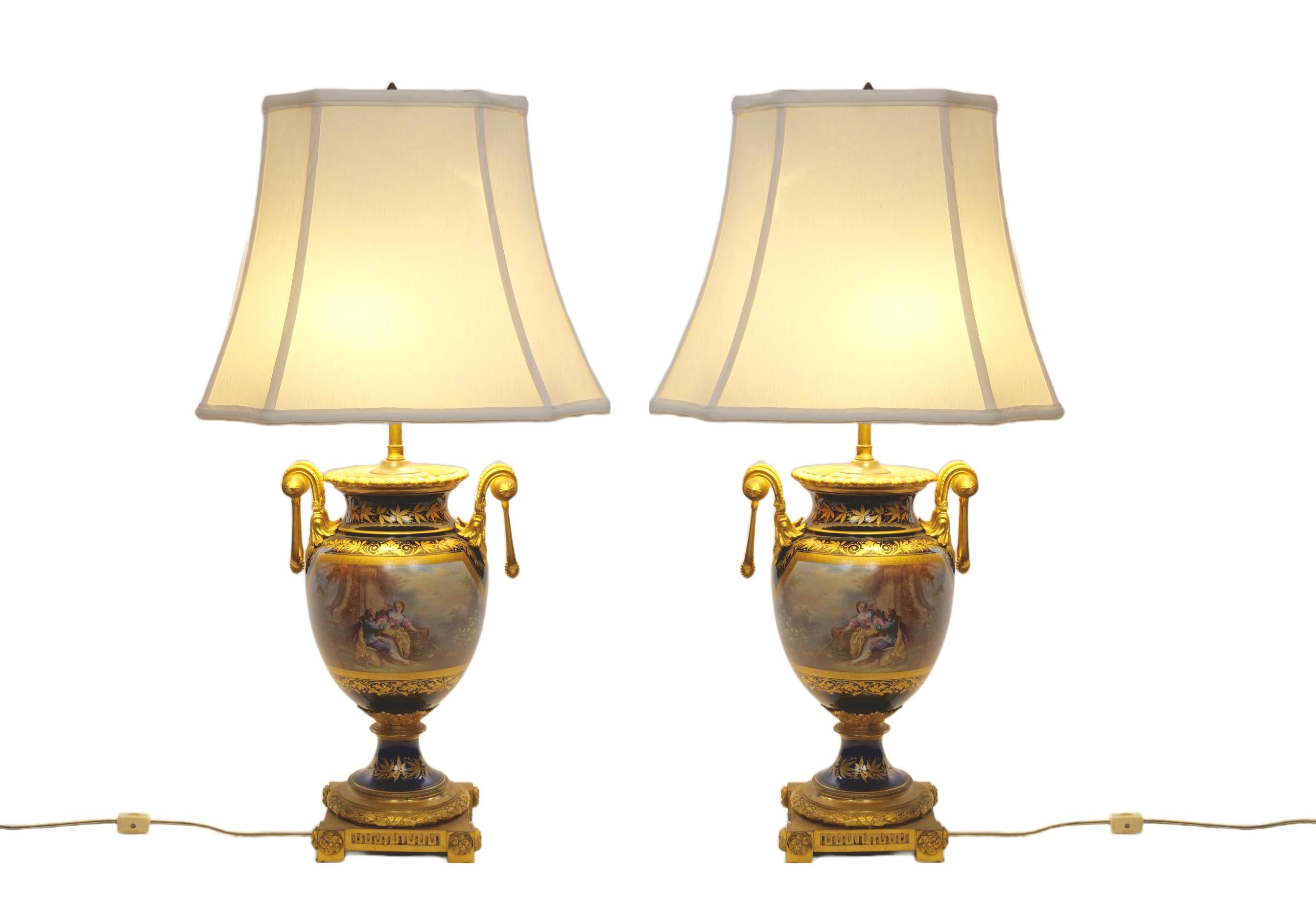 Paar Sevres-Porzellan-Vasenlampen im Louis-XVI-Stil / Dore-Bronze (Mittleres 19. Jahrhundert) im Angebot