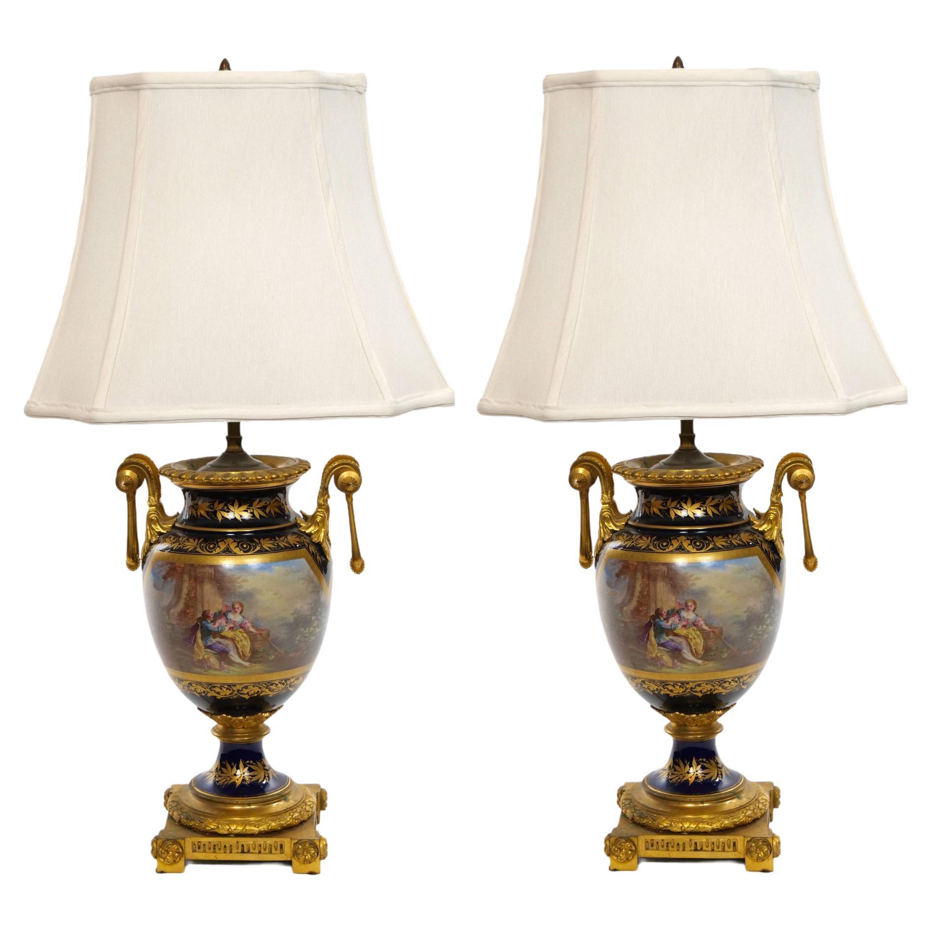 Paar Sevres-Porzellan-Vasenlampen im Louis-XVI-Stil / Dore-Bronze