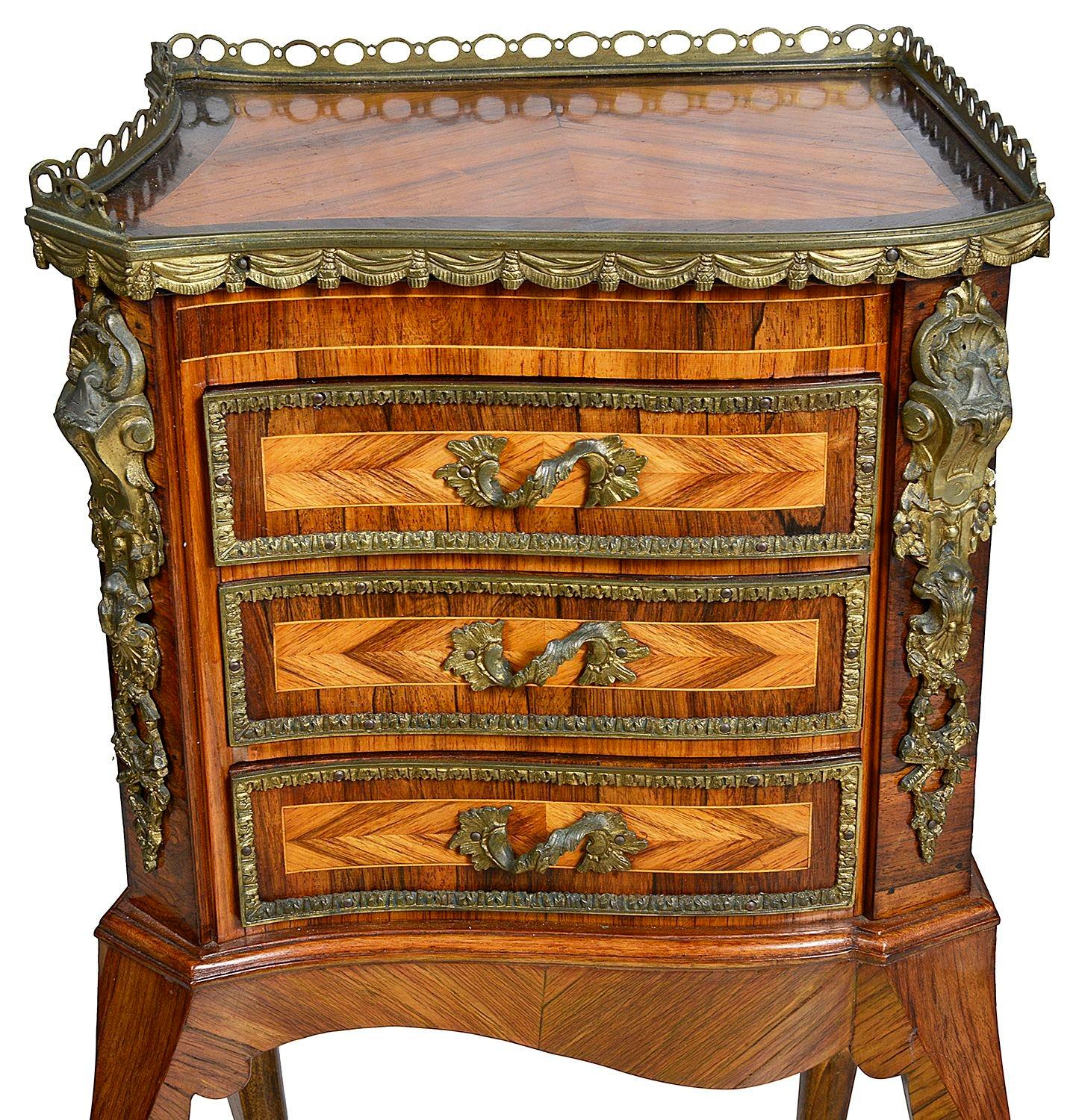 Français Paire de tables d'appoint de style Louis XVI, vers 1890 en vente