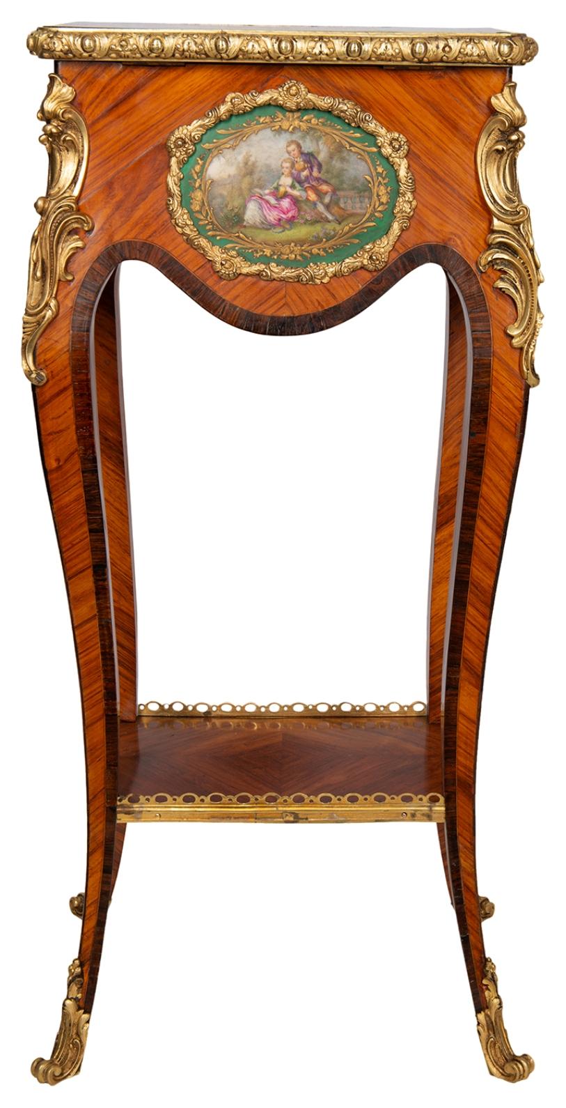 Pareja de mesas auxiliares estilo Luis XVI con placas de porcelana, hacia 1890 Francés en venta