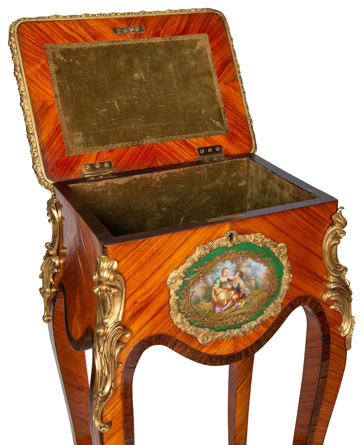 Pareja de mesas auxiliares estilo Luis XVI con placas de porcelana, hacia 1890 en Bueno estado para la venta en Brighton, Sussex