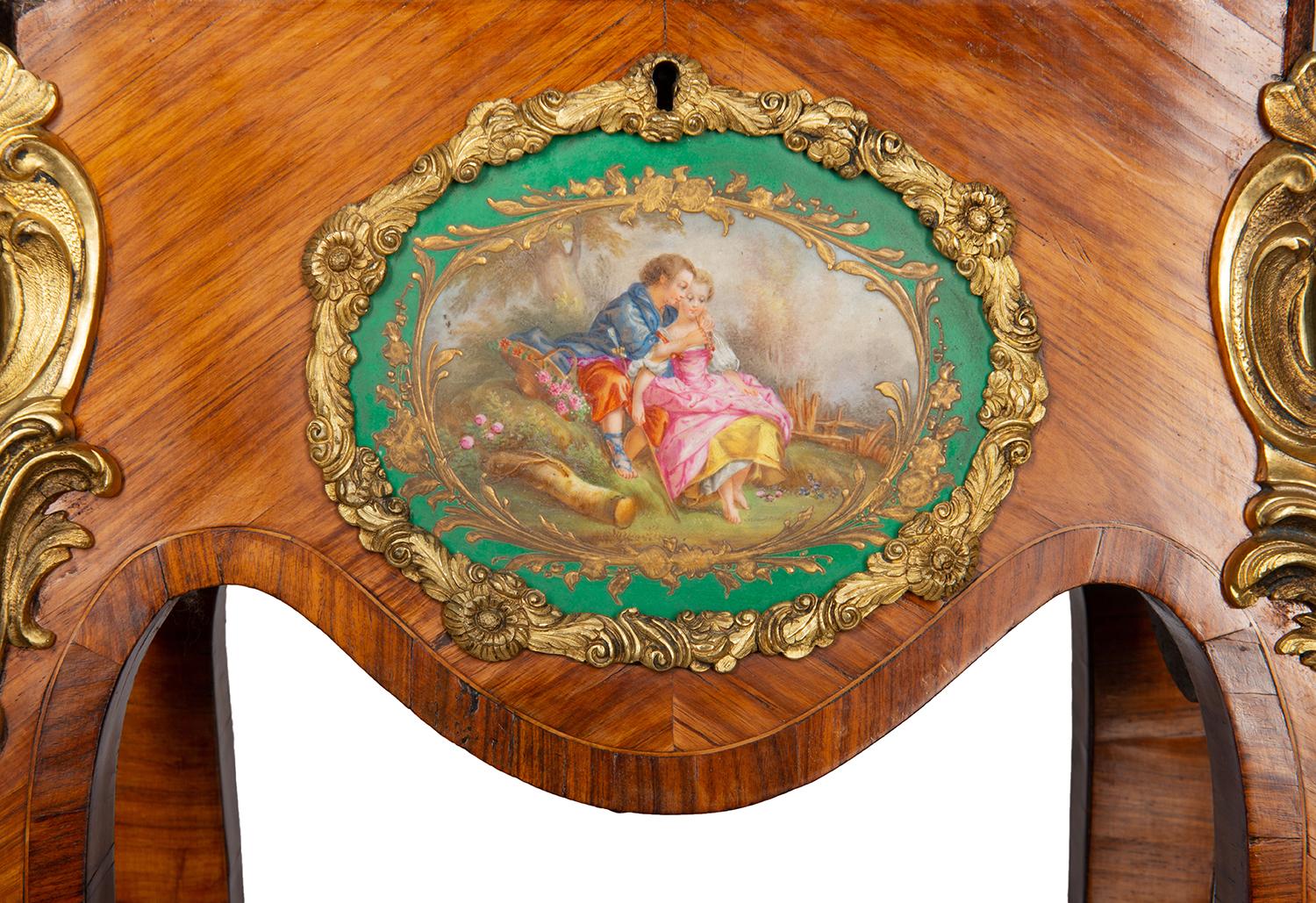 Pareja de mesas auxiliares estilo Luis XVI con placas de porcelana, hacia 1890 Porcelana en venta