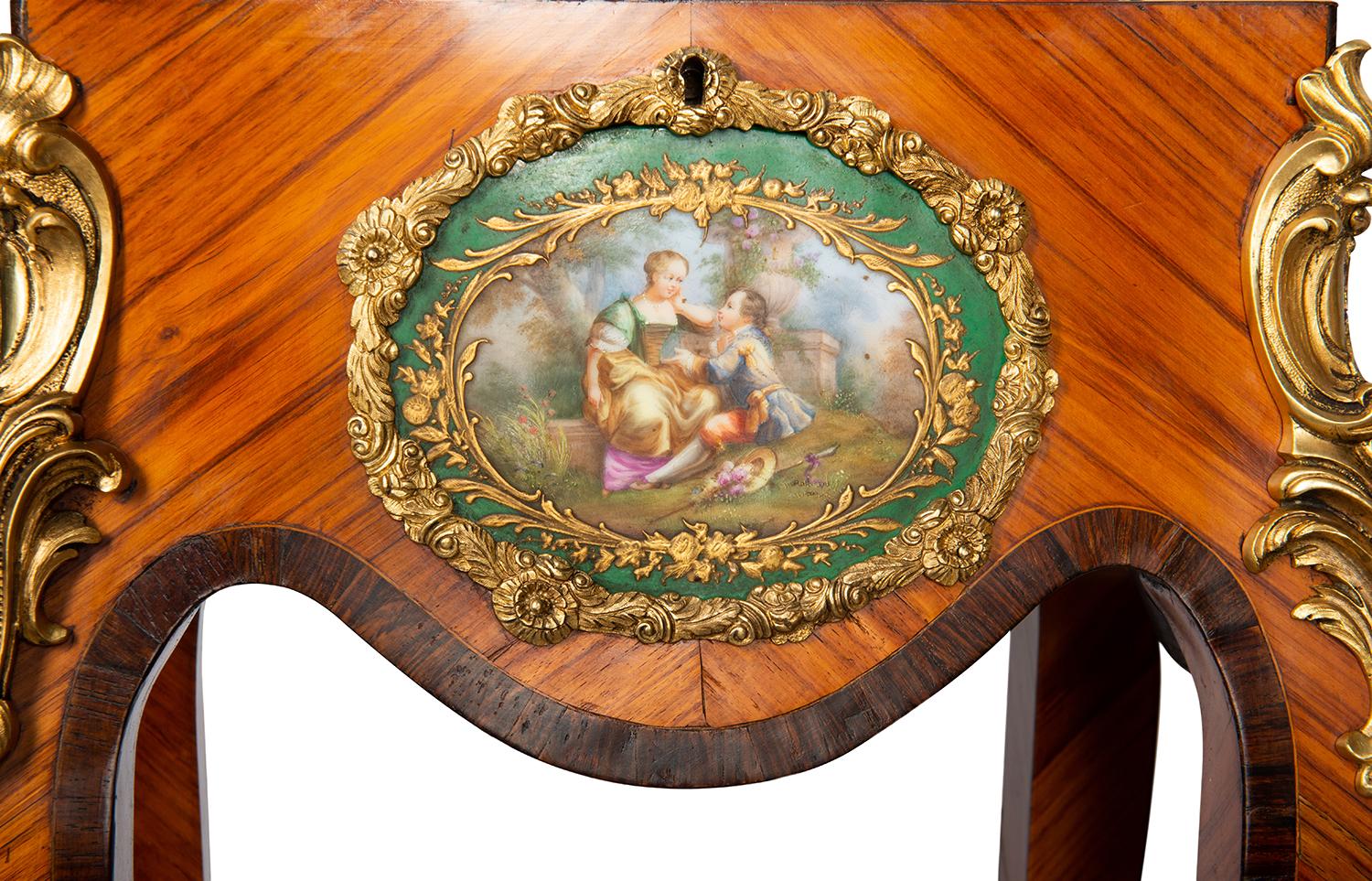 Pareja de mesas auxiliares estilo Luis XVI con placas de porcelana, hacia 1890 en venta 1