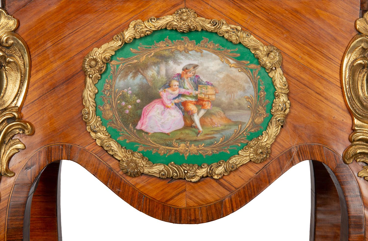 Pareja de mesas auxiliares estilo Luis XVI con placas de porcelana, hacia 1890 en venta 2