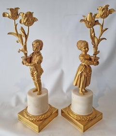 Paar figurale Leuchter aus Louis XVI. in Ormolu und weißem Marmor