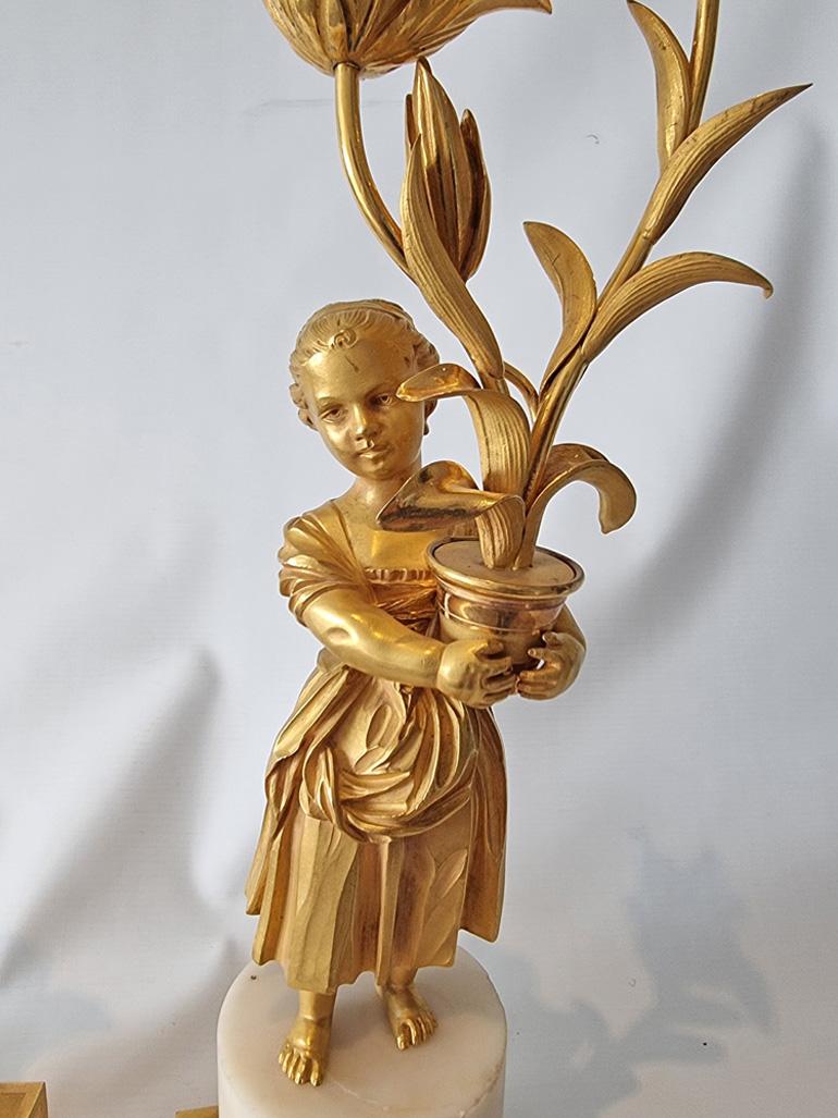 Paire de candélabres figuratifs Louis XVIe de transition en bronze doré et marbre blanc Bon état - En vente à London, GB