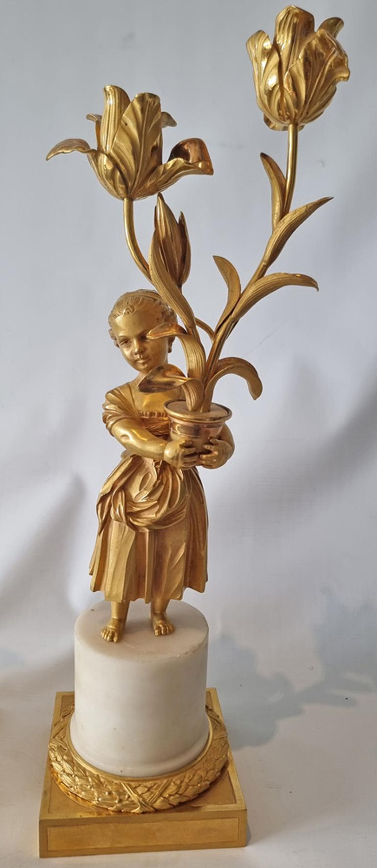 Bronze doré Paire de candélabres figuratifs Louis XVIe de transition en bronze doré et marbre blanc en vente