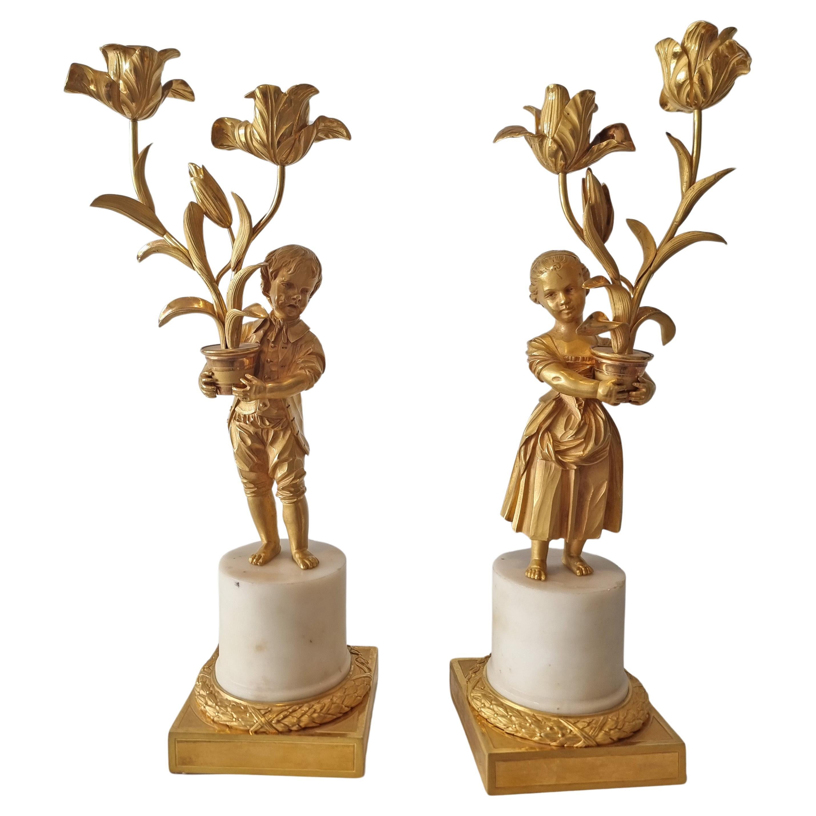 Paire de candélabres figuratifs Louis XVIe de transition en bronze doré et marbre blanc en vente