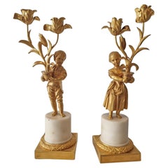 Paire de candélabres figuratifs Louis XVIe de transition en bronze doré et marbre blanc