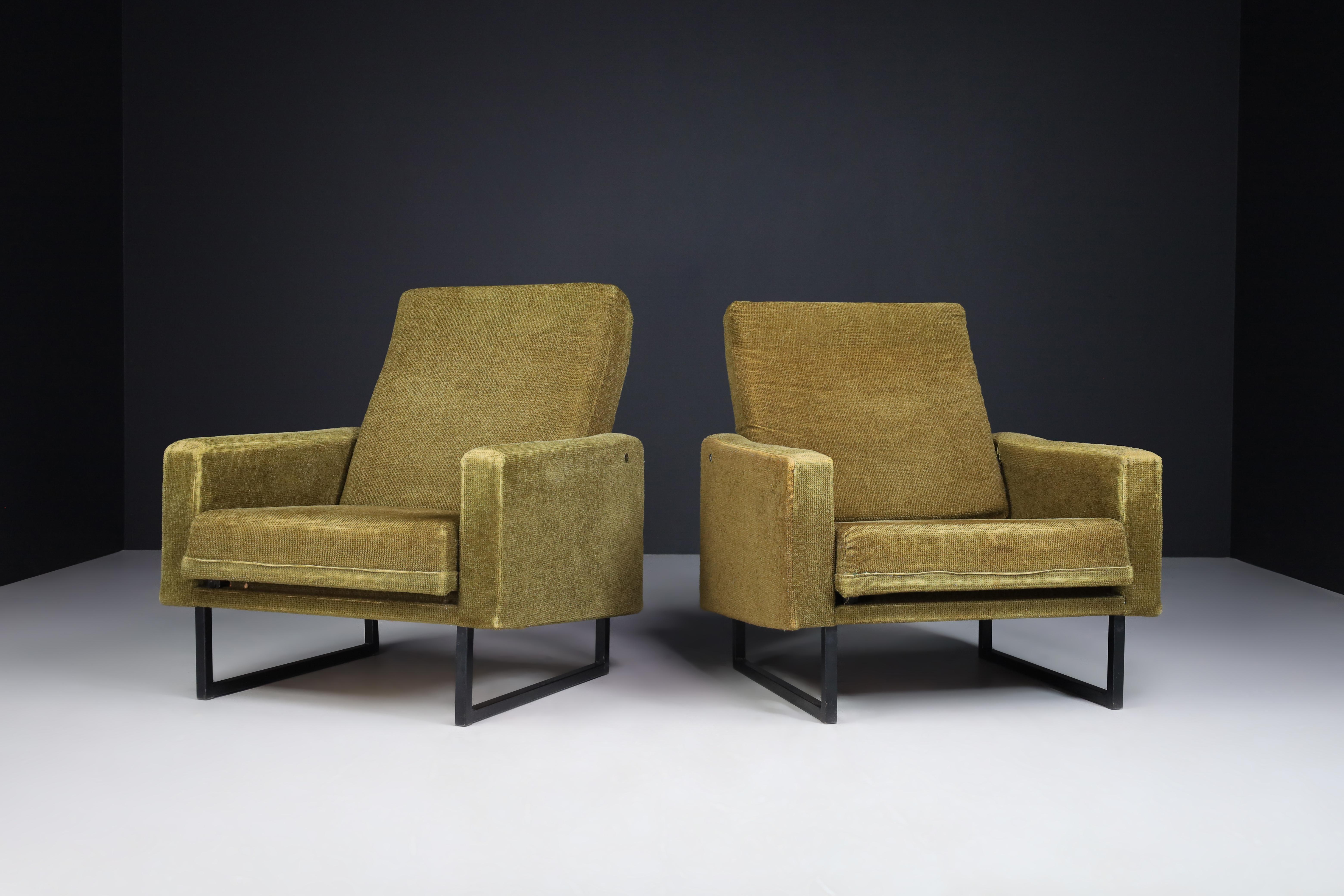 Une belle paire de fauteuils français vintage extrêmement confortables. Ils ont été fabriqués et conçus par René Jean Caillette pour Steiner, France 1963.

Le tissu vert d'origine dans est une bonne forme vintage, ils sont très bien construits et