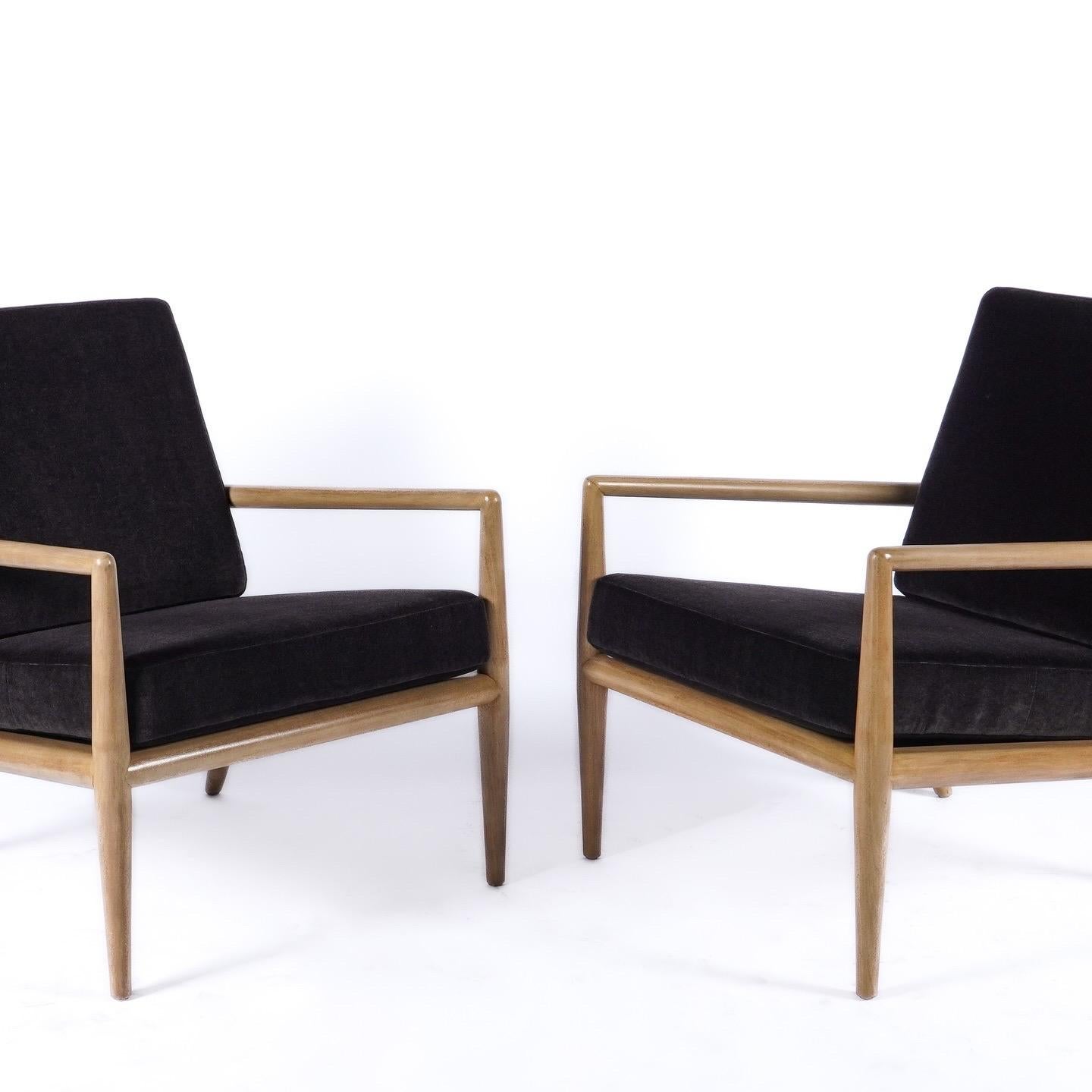 Fantastique paire de chaises de salon sculpturales en noyer blanchi conçues par AT&T. Robsjohn-Gibbings pour Widdicomb. Ils sont entièrement restaurés et dotés de coussins en mohair ultra luxueux. Le dossier est doté d'une nouvelle sangle Pirelli