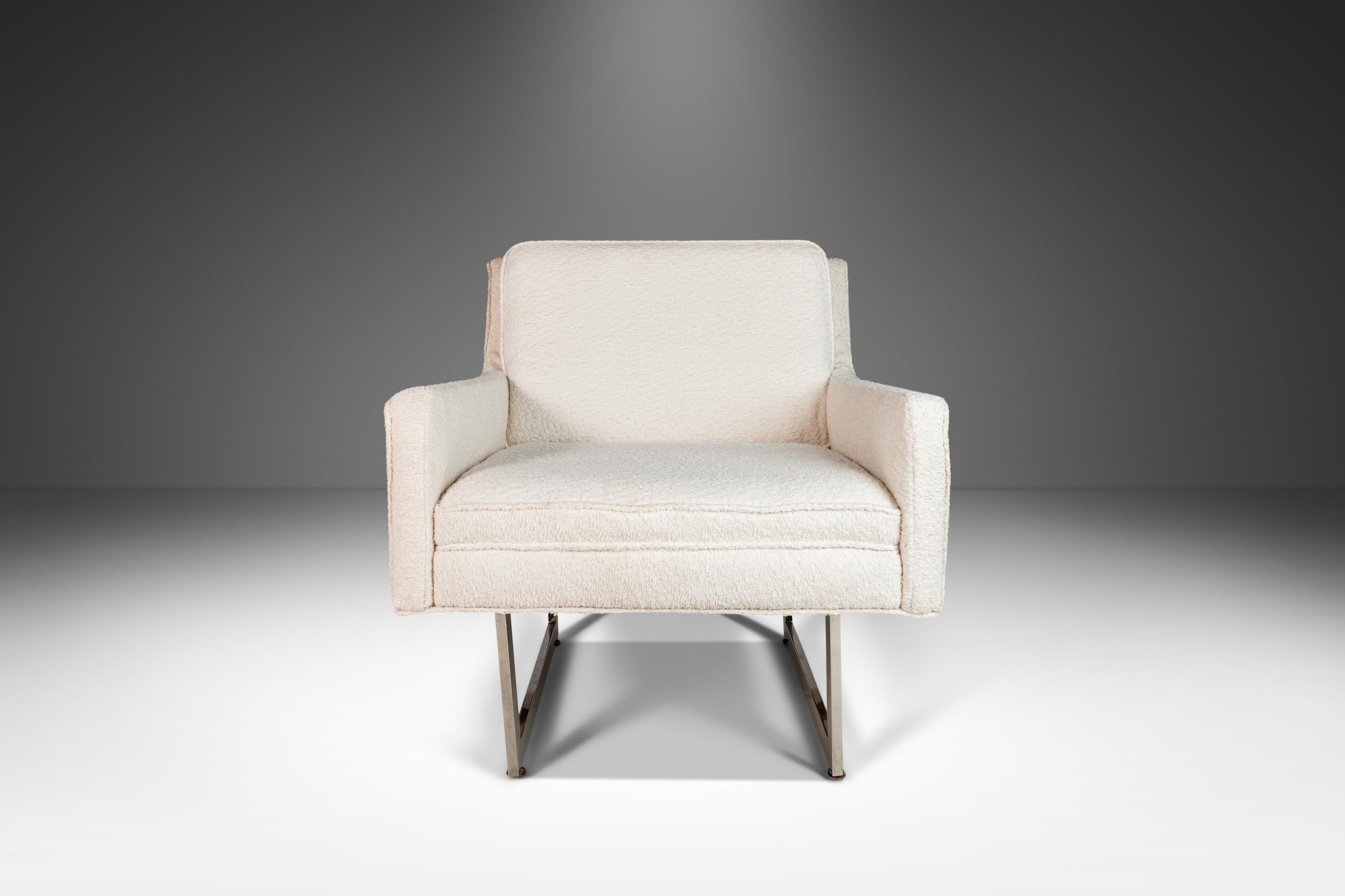 Mid-Century Modern Pair Lounge Chairs Set on Chrome Bases by Patrician Furniture Co., USA, c. 1960s For Sale