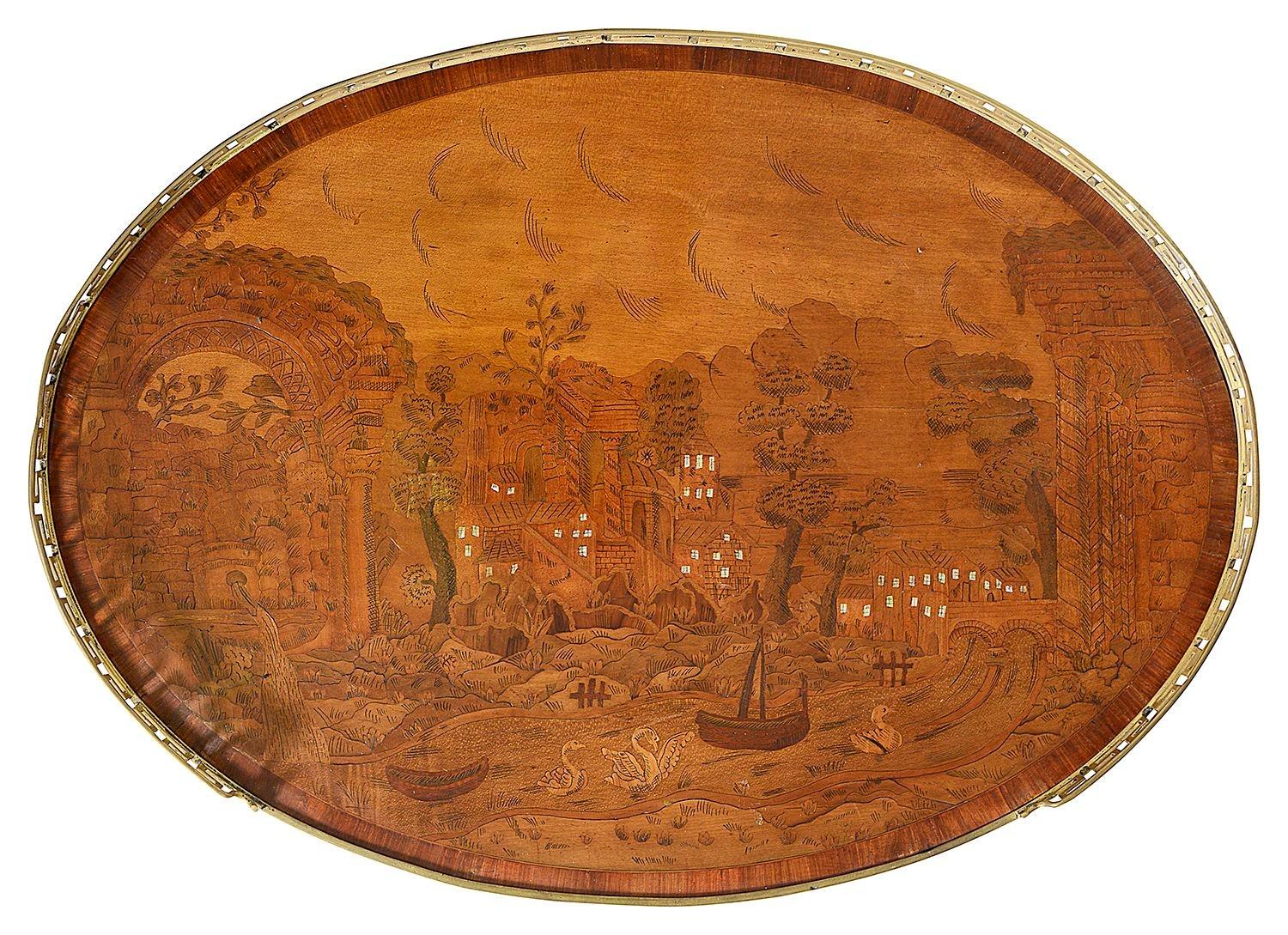 Paire de tables d'appoint ovales en marqueterie de style LOUIS XVI de la fin du XIXe siècle, à la manière de Charles Topino.
Les plateaux sont ornés de magnifiques scènes classiques incrustées, de trois quarts de galerie en laiton, d'un tiroir en