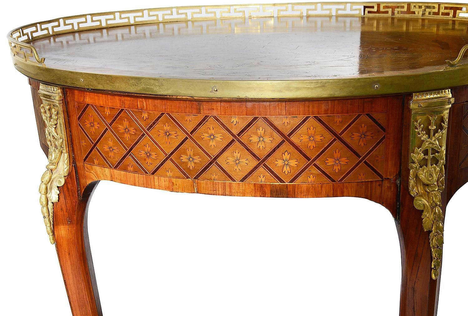 Bronze doré Paire de tables d'appoint en marqueterie de style Louis XVI, d'après Charles Topino. en vente