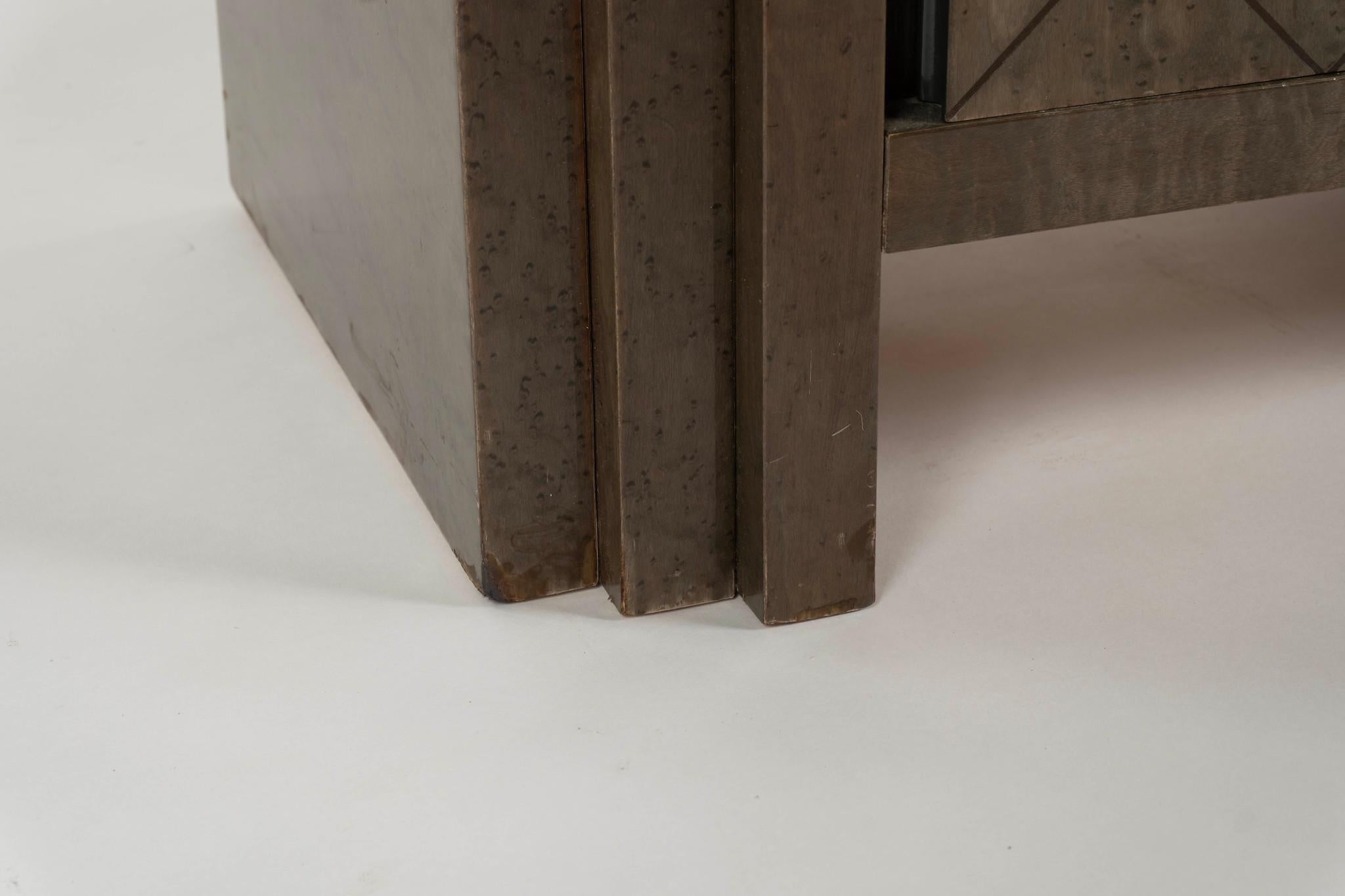 20ième siècle Paire de tables de chevet Luciano Frigerio pour Frigerio Di Desio Chiaro di Luna en vente