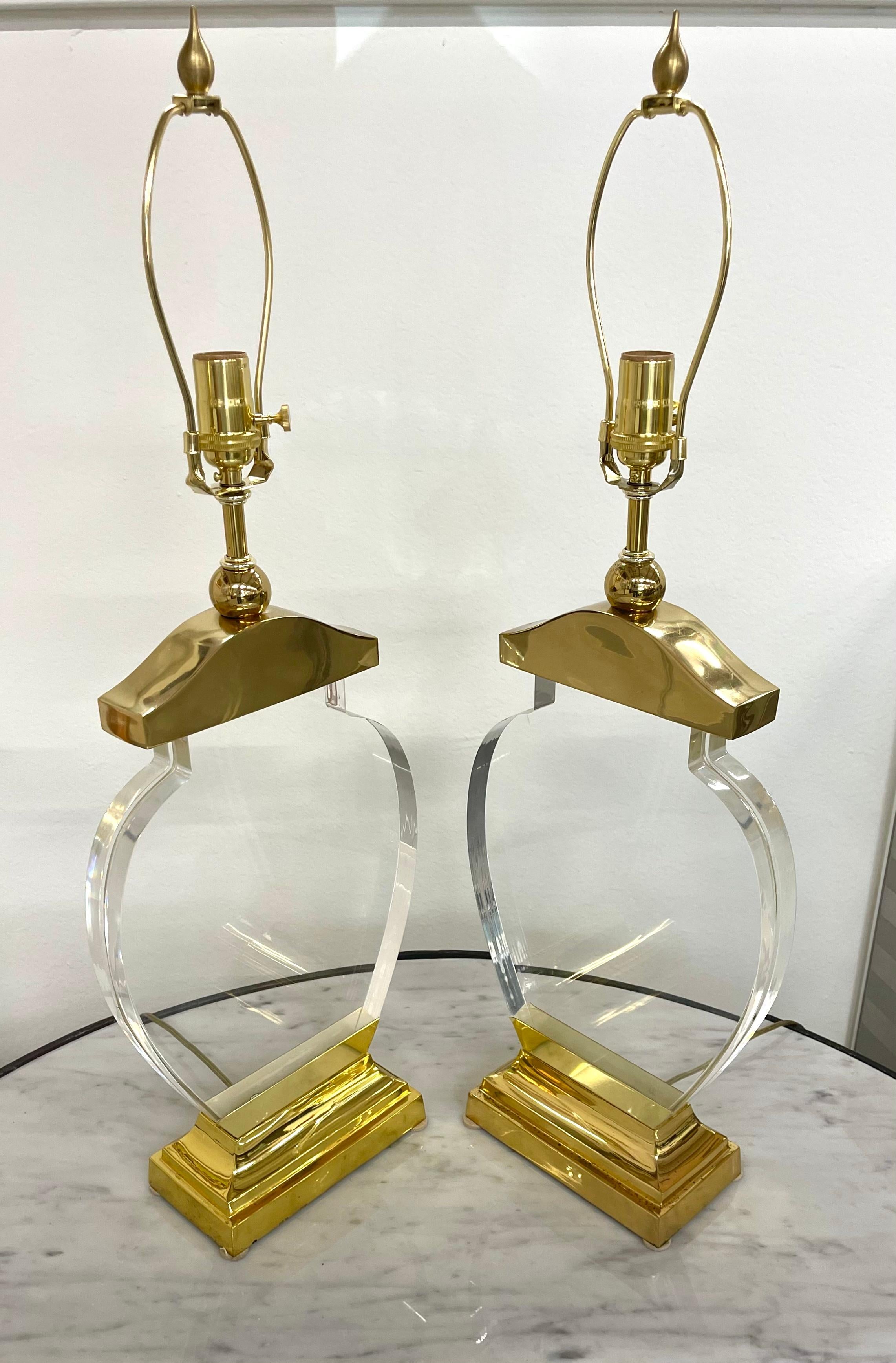 Coppia di lampade in lucite e ottone in vendita 4