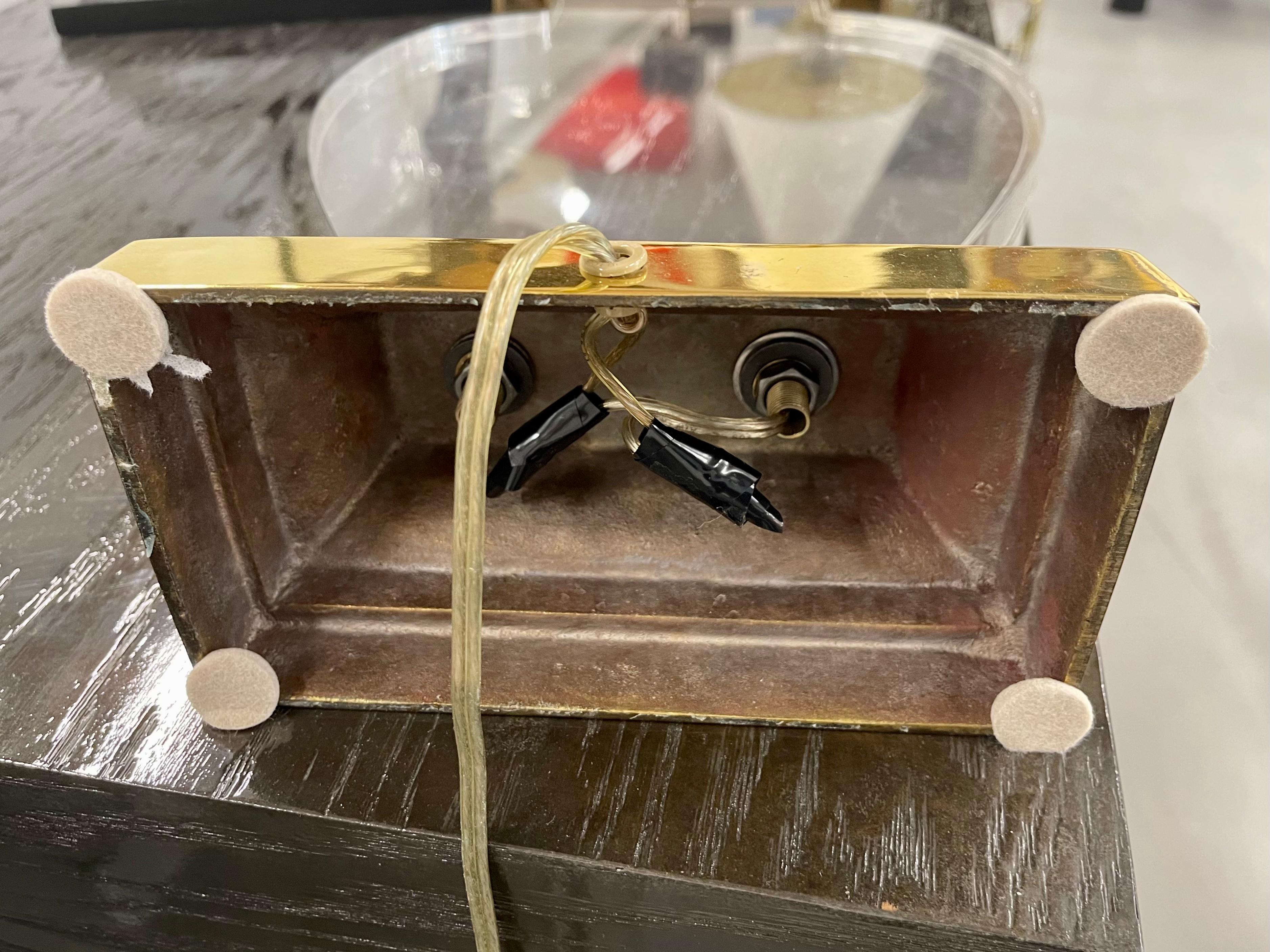Coppia di lampade in lucite e ottone in vendita 5