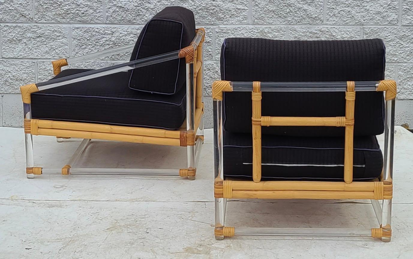 Non esitare a contattarci per avere un preventivo di spedizione efficiente per il tuo codice postale.
 
Coppia di poltrone basse di McGuire.
Telaio in lucite e rattan. Tessuto originale sui cuscini.