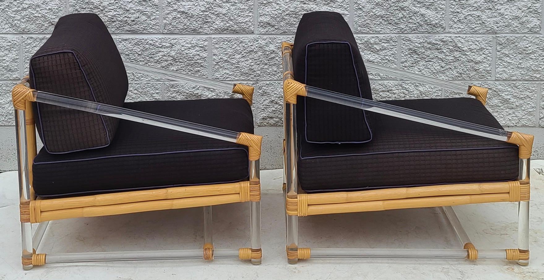 Coppia di sedie da salotto in lucite e rattan di McGuire per Four Seasons In condizioni buone a Fraser, MI