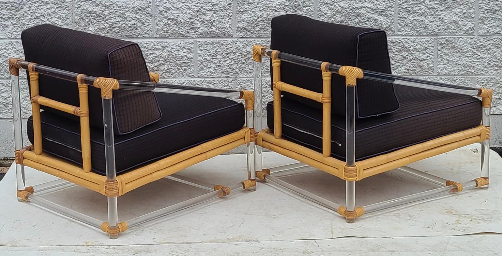 Tessuto Coppia di sedie da salotto in lucite e rattan di McGuire per Four Seasons