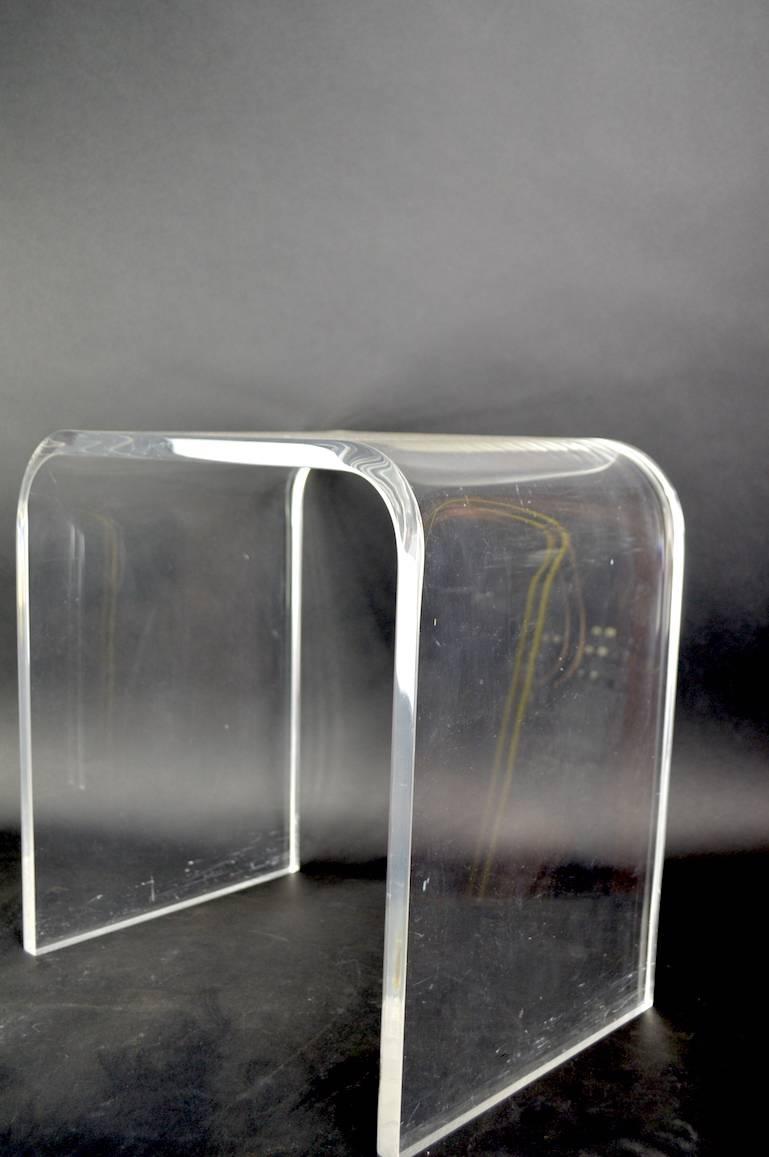 Ein Paar Wasserfall-Beistelltische aus Lucite im Zustand „Gut“ im Angebot in New York, NY